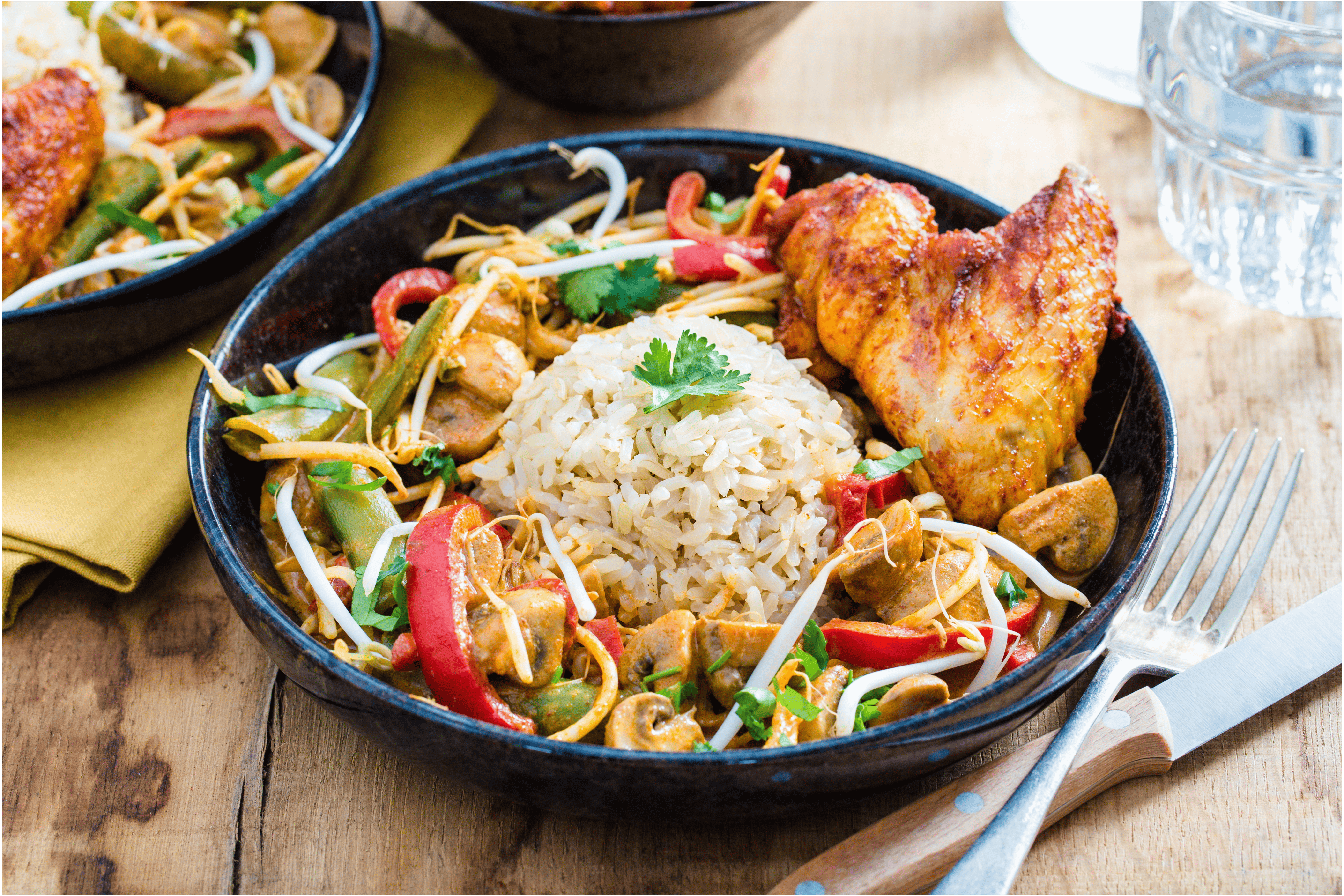 Rode curry met knapperige groente en kruidige kipvleugels