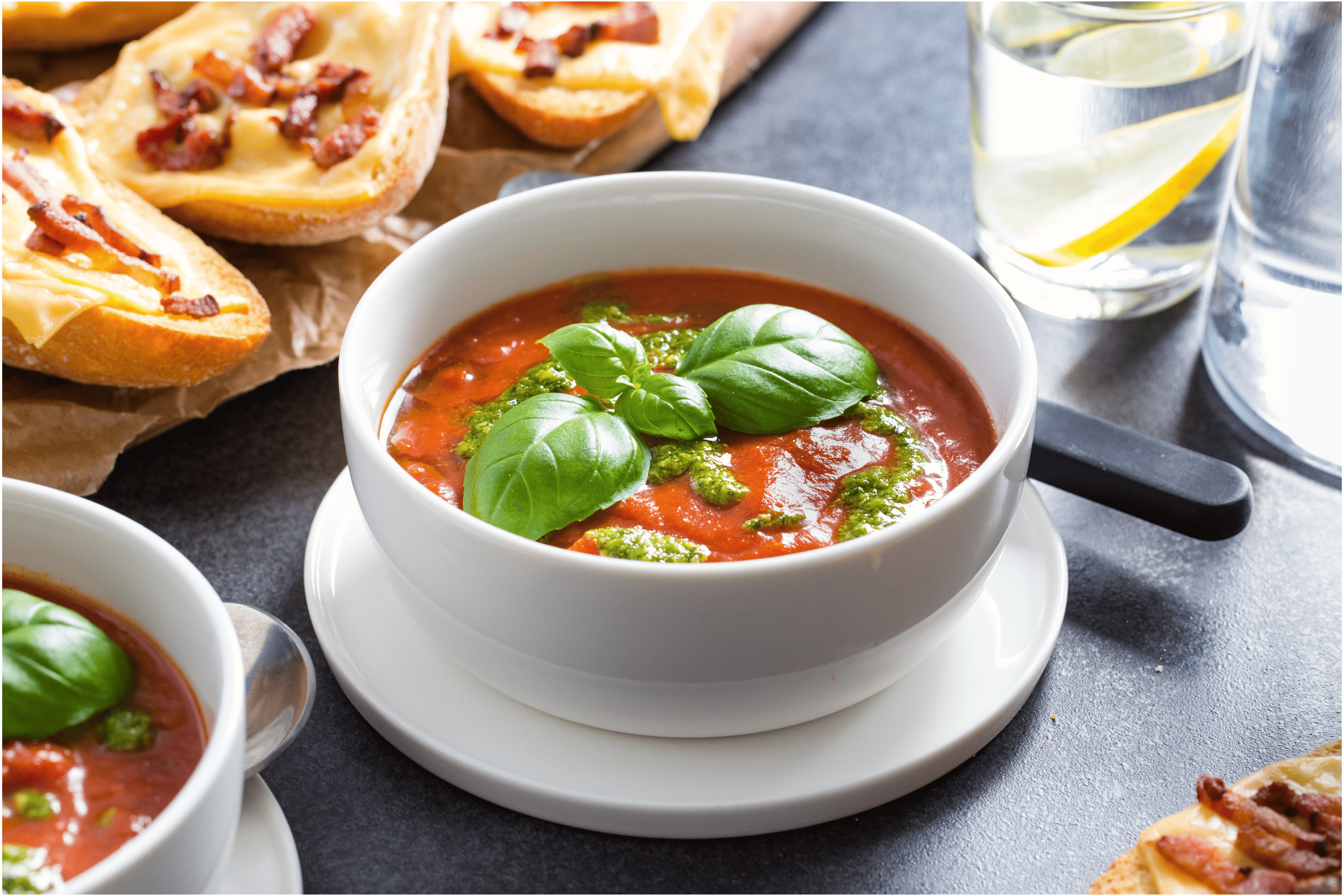 Huisgemaakte tomatensoep met kaas-spek crostini’s