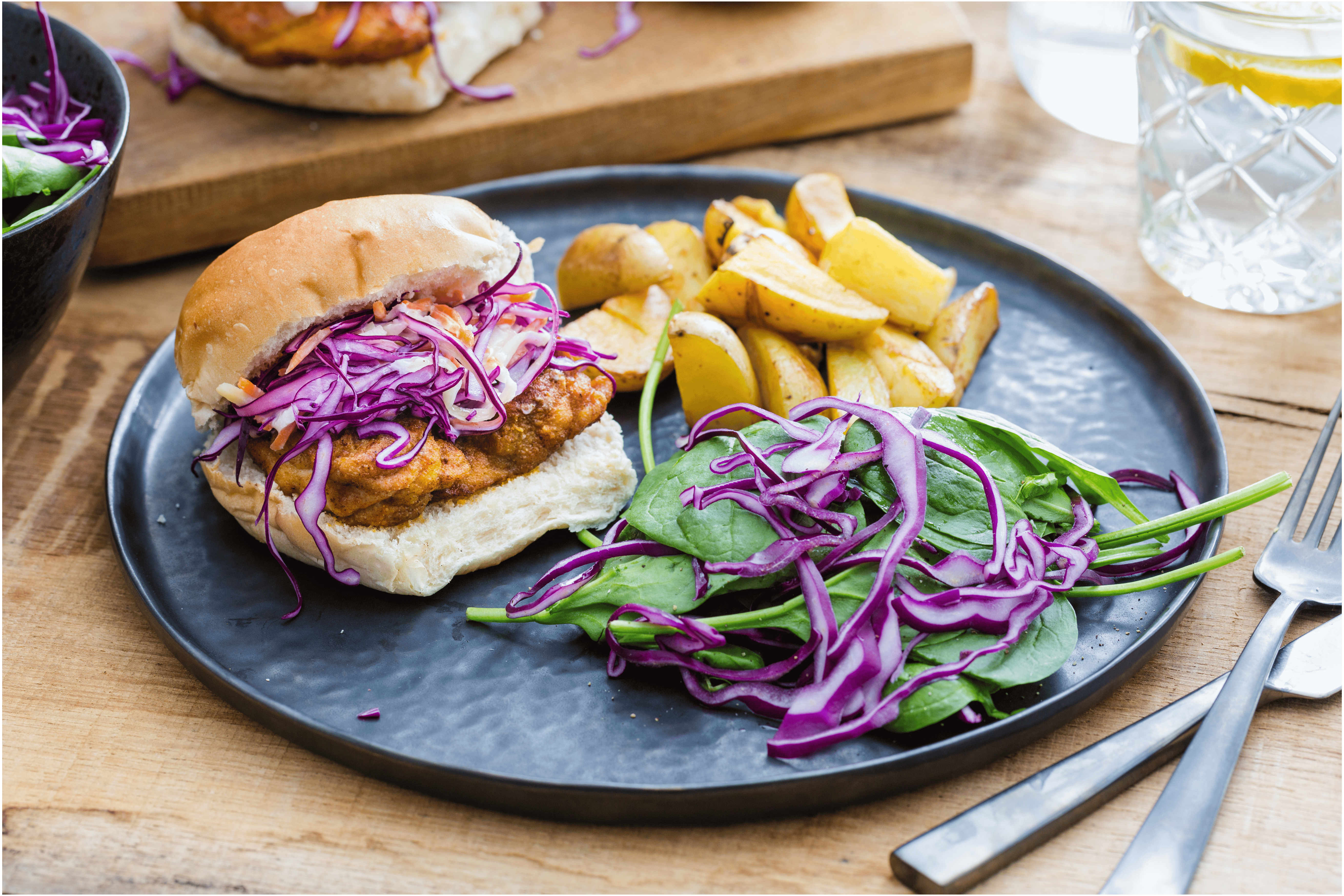 Krokante kipburger met koolsla en aardappeltjes