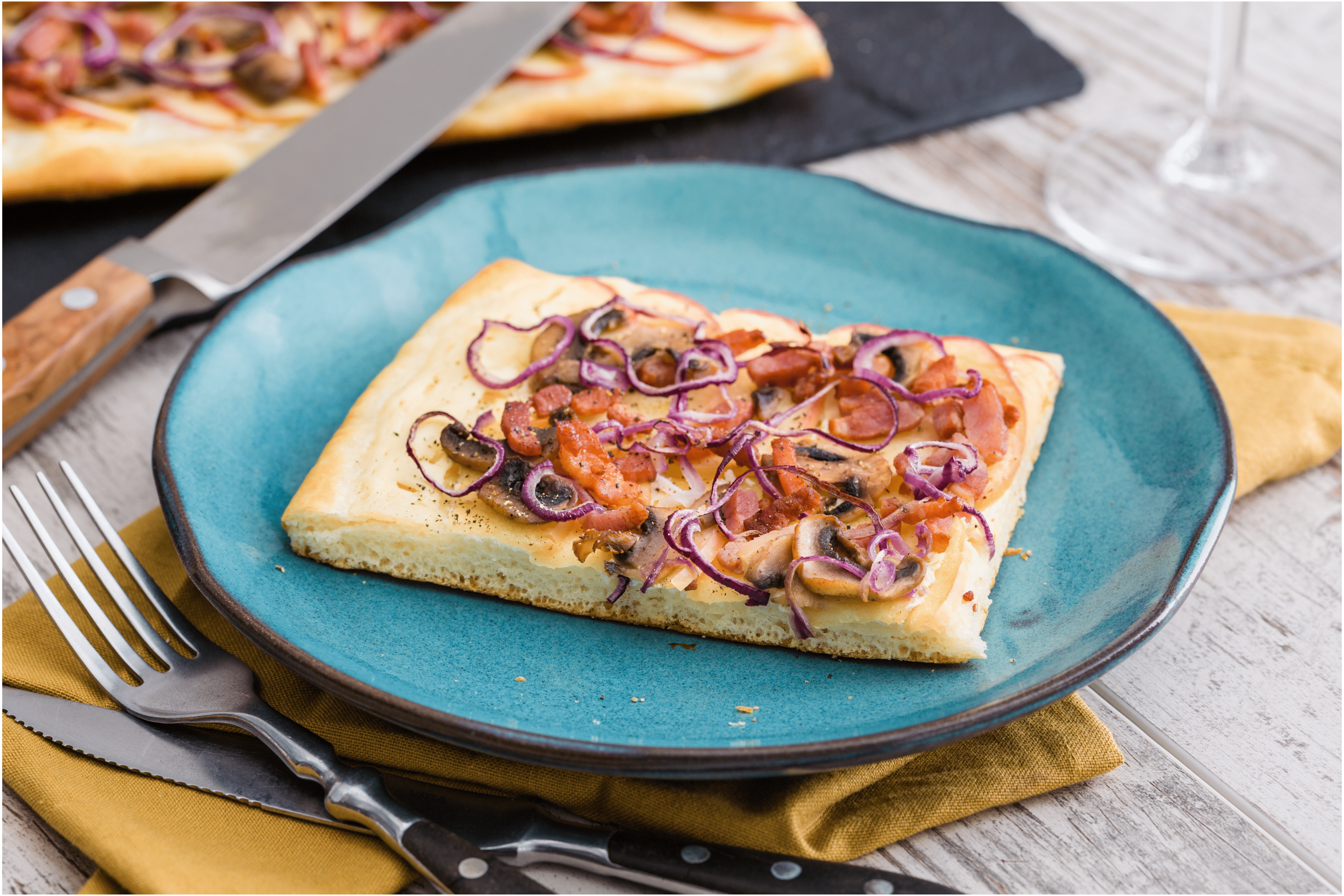 Flammkuchen met spek en appel