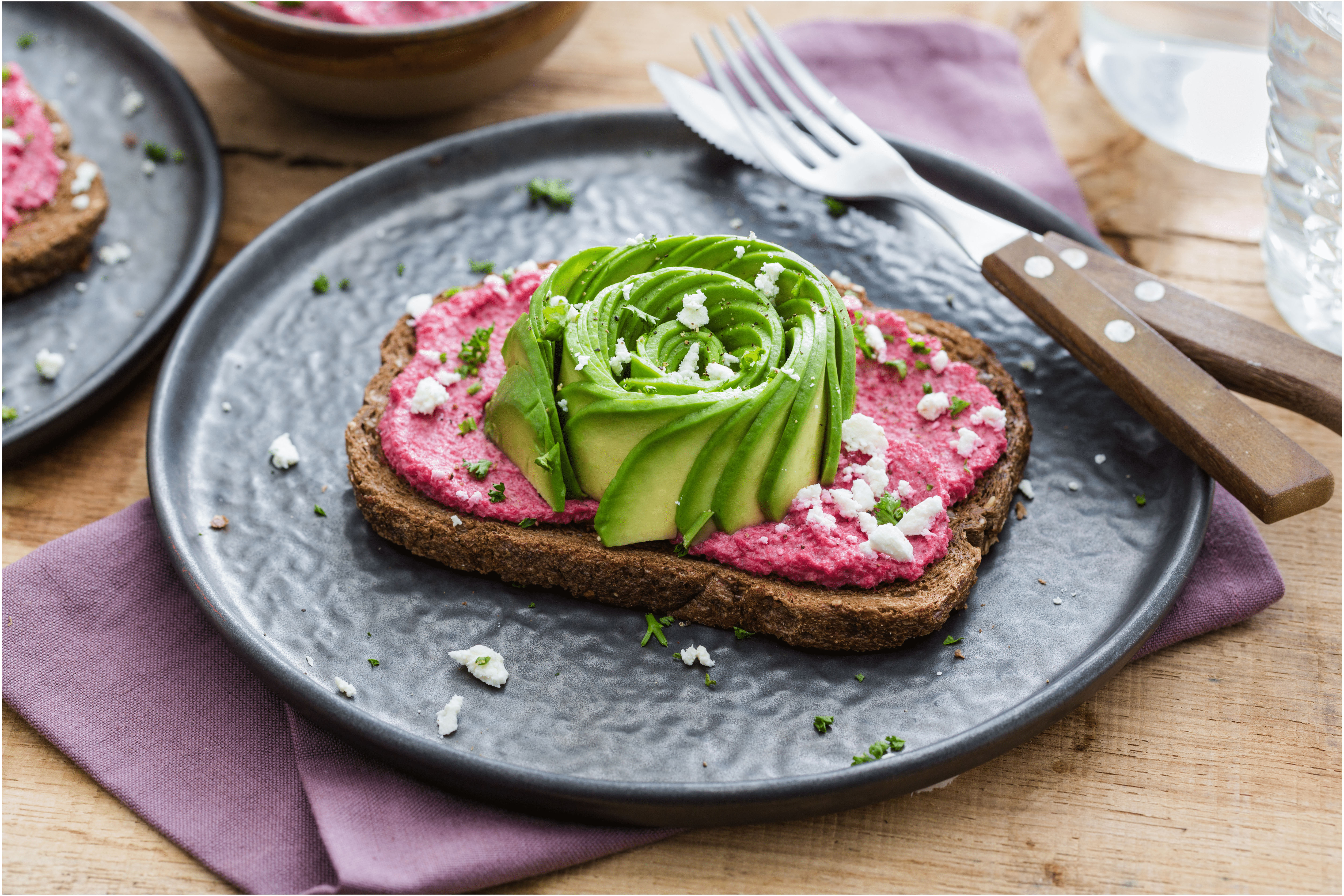 Avocado toast met een frisse bietenspread