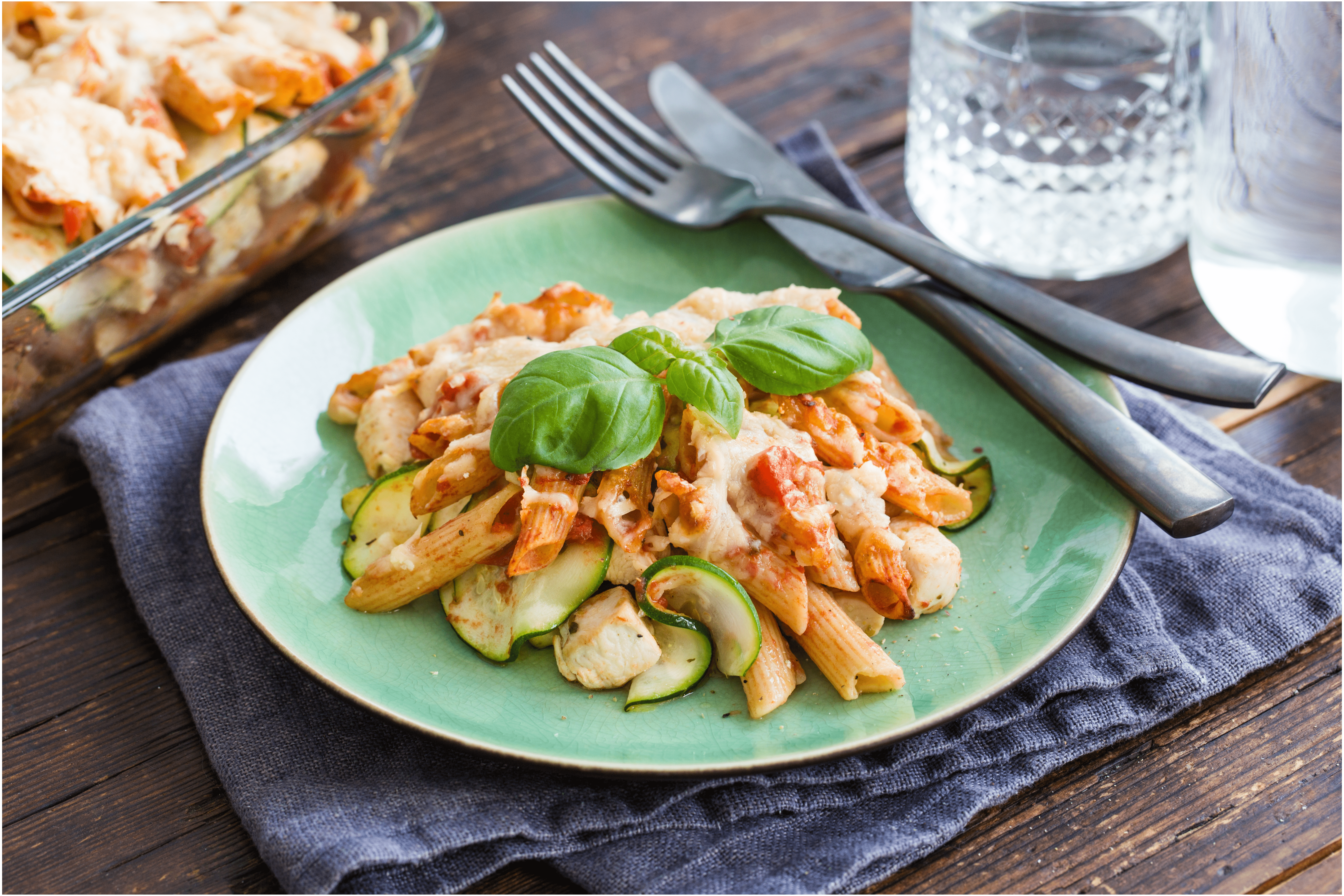 Pasta-ovenschotel met kip en courgette