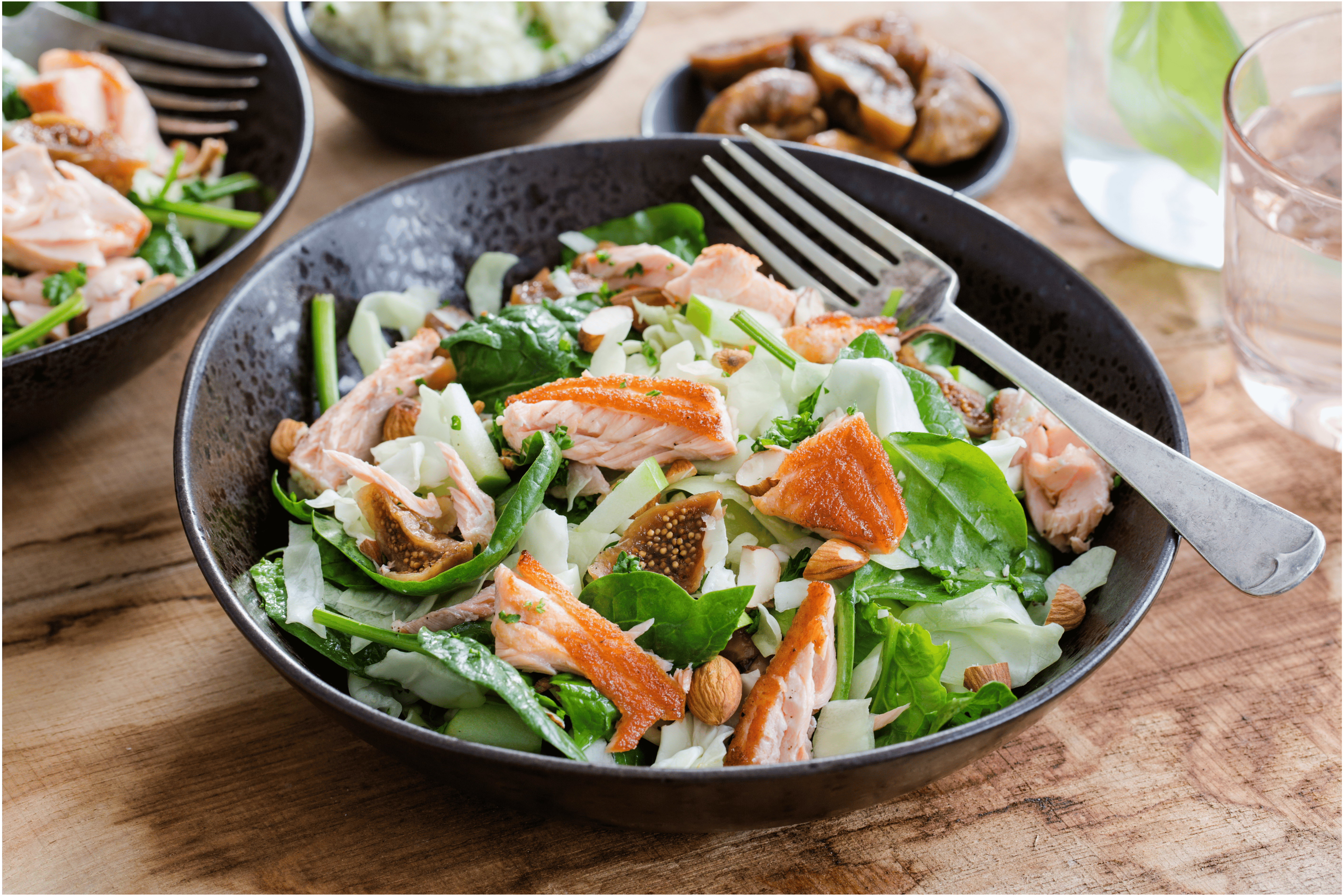 Spitskool-spinazie salade met pulled salmon en artisjokspread