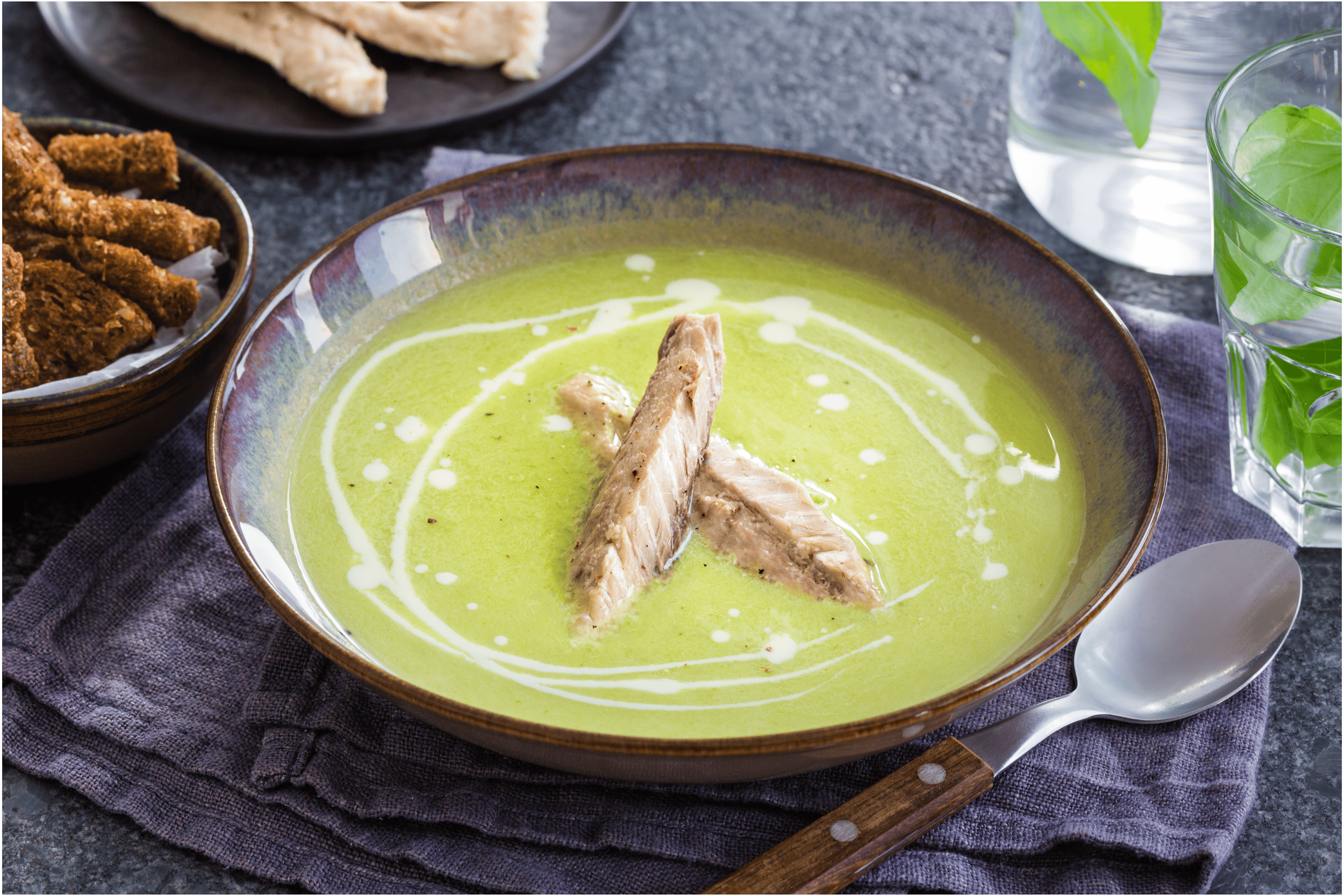 Preisoep met gerookte makreel en oregano-croutons