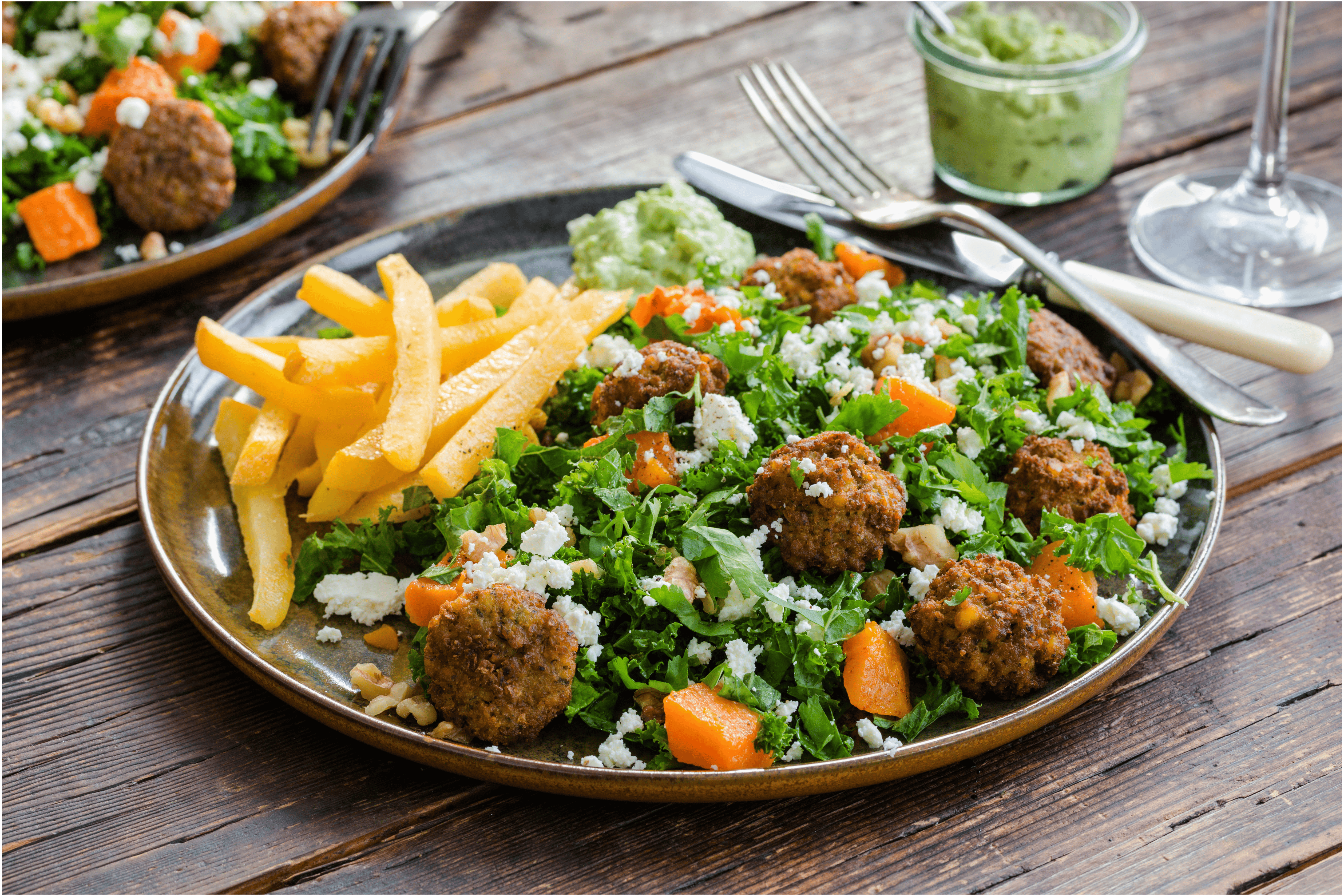 Koolraap frietjes met een winterse falafel-pompoen salade