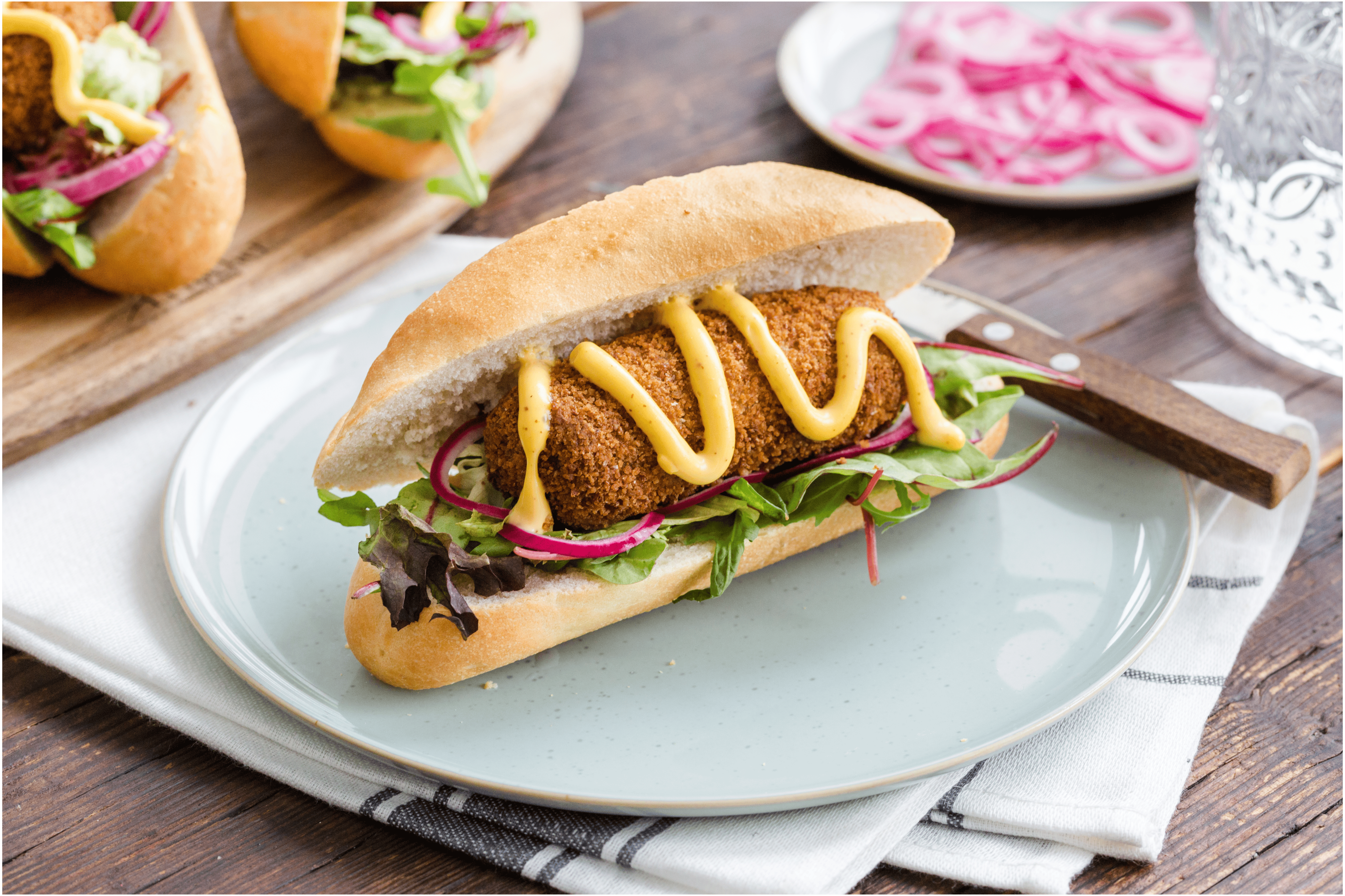 Broodje kroket met gezuurde rode ui