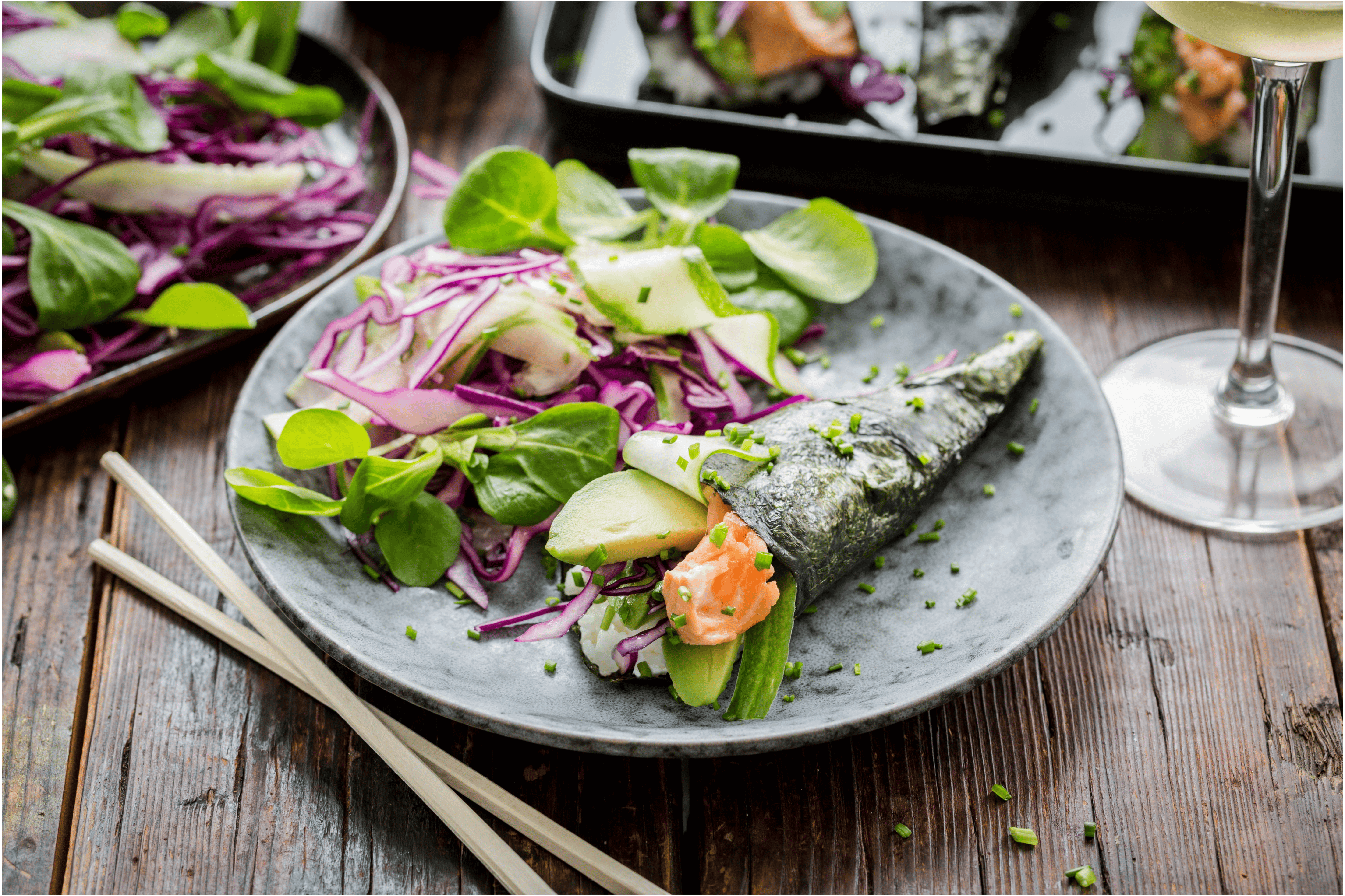 Zalm temaki's met een frisse limoen-sesam salade