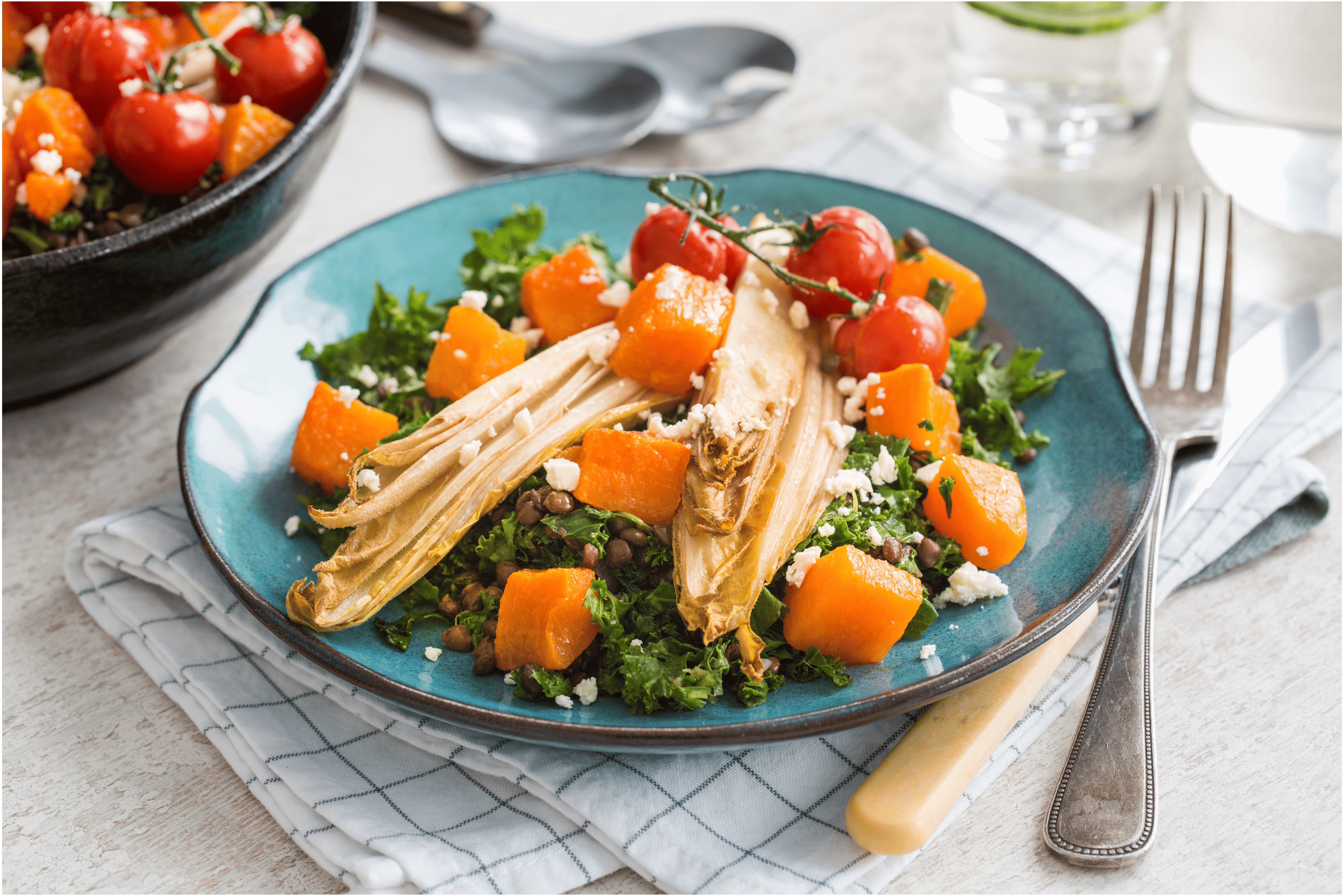 Warme linzensalade met geroosterde herfstgroenten en gepofte tomaatjes.