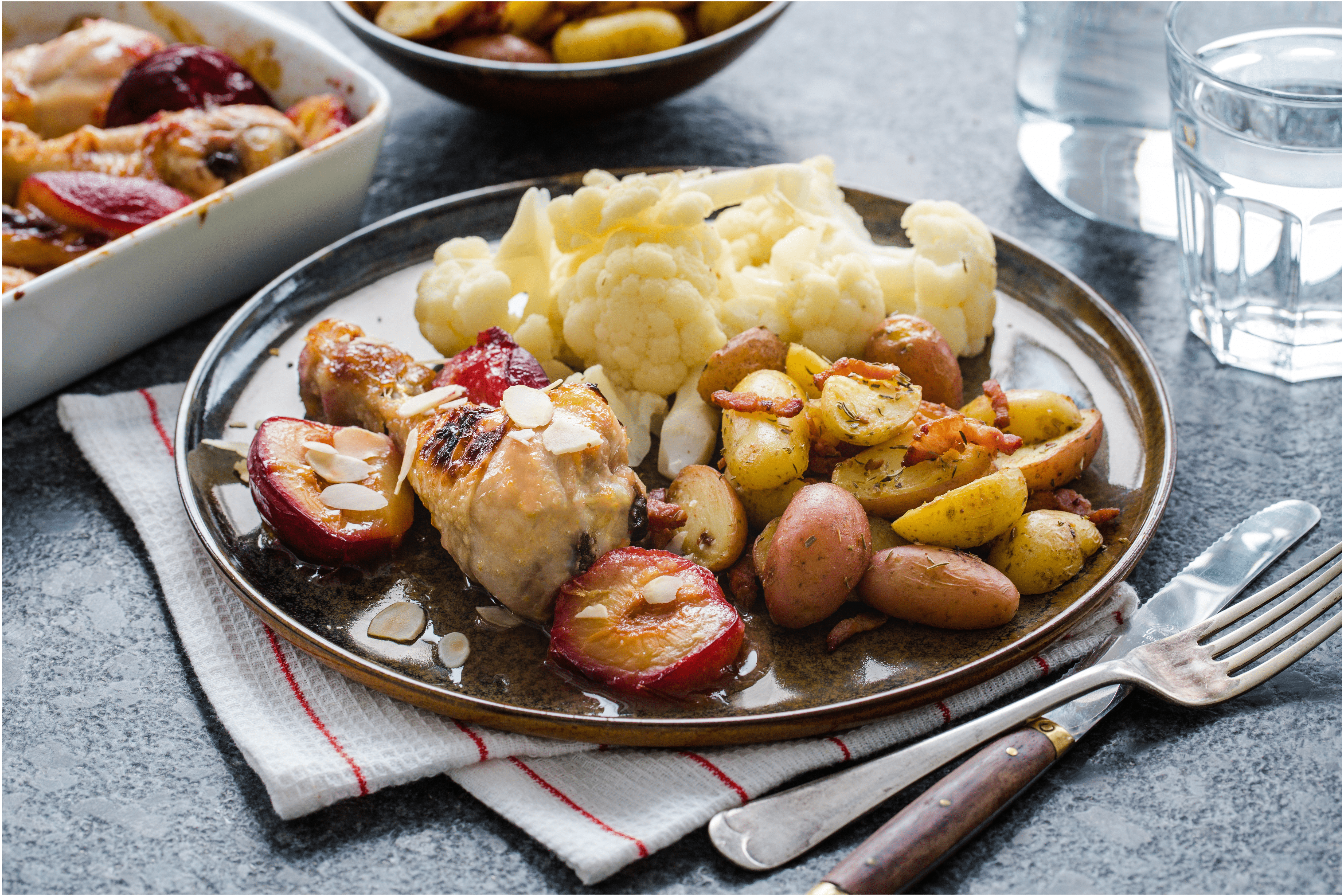 Geroosterde sticky drumsticks met pruimen en 3 kleuren aardappelen