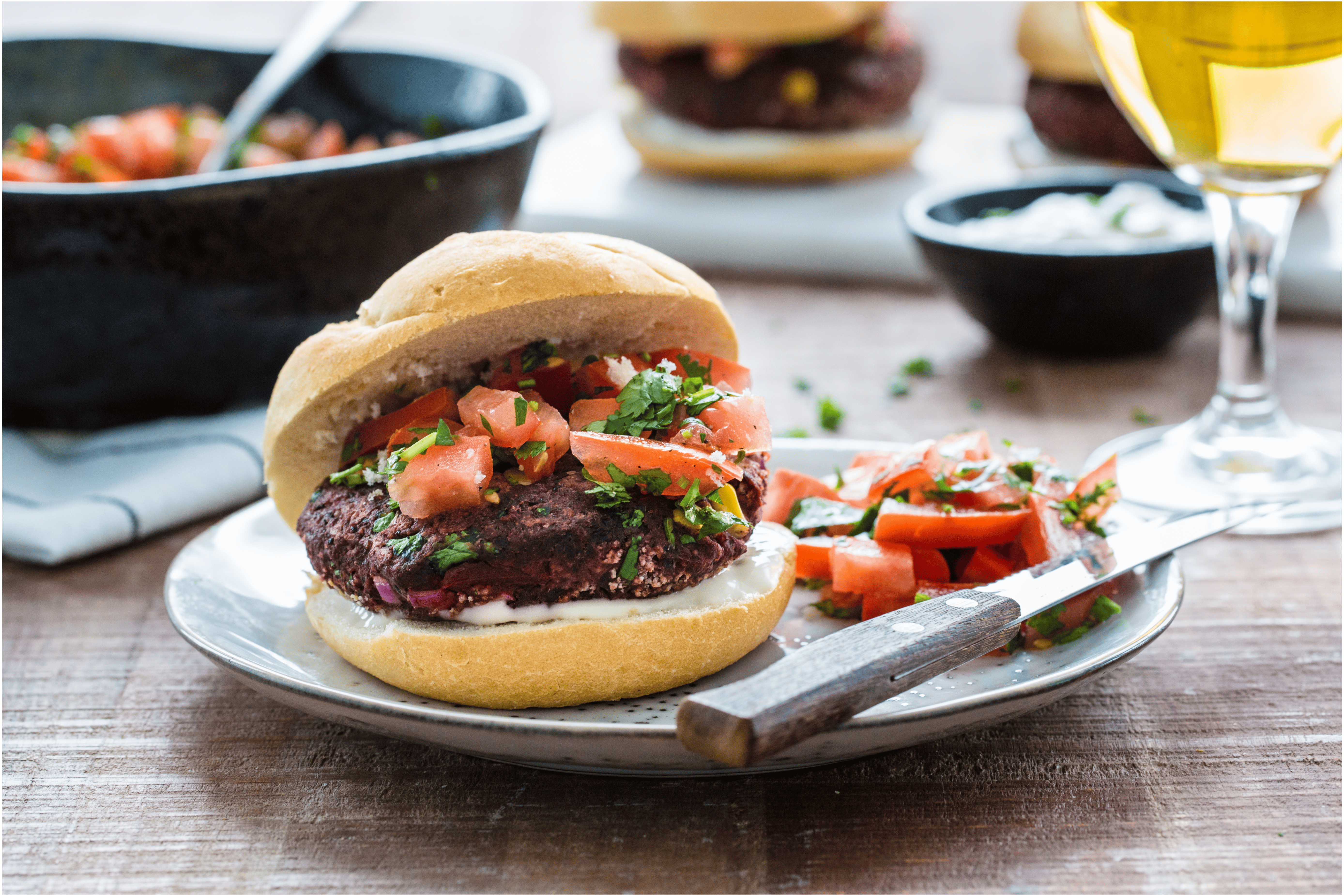 Bonen-bieten burgers met een frisse tomatensalsa