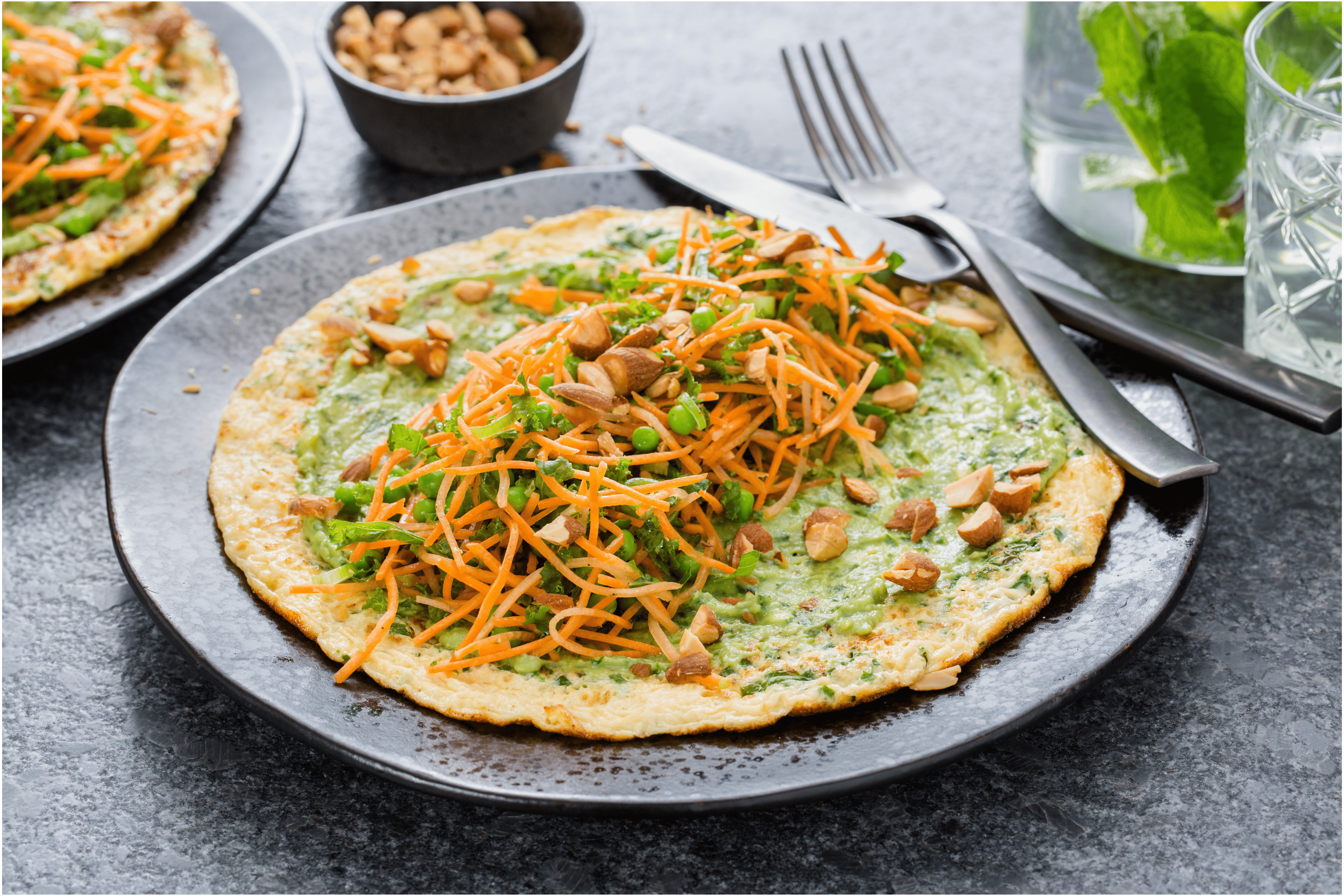 Boerenkool omelet gevuld met avocadospread en salade