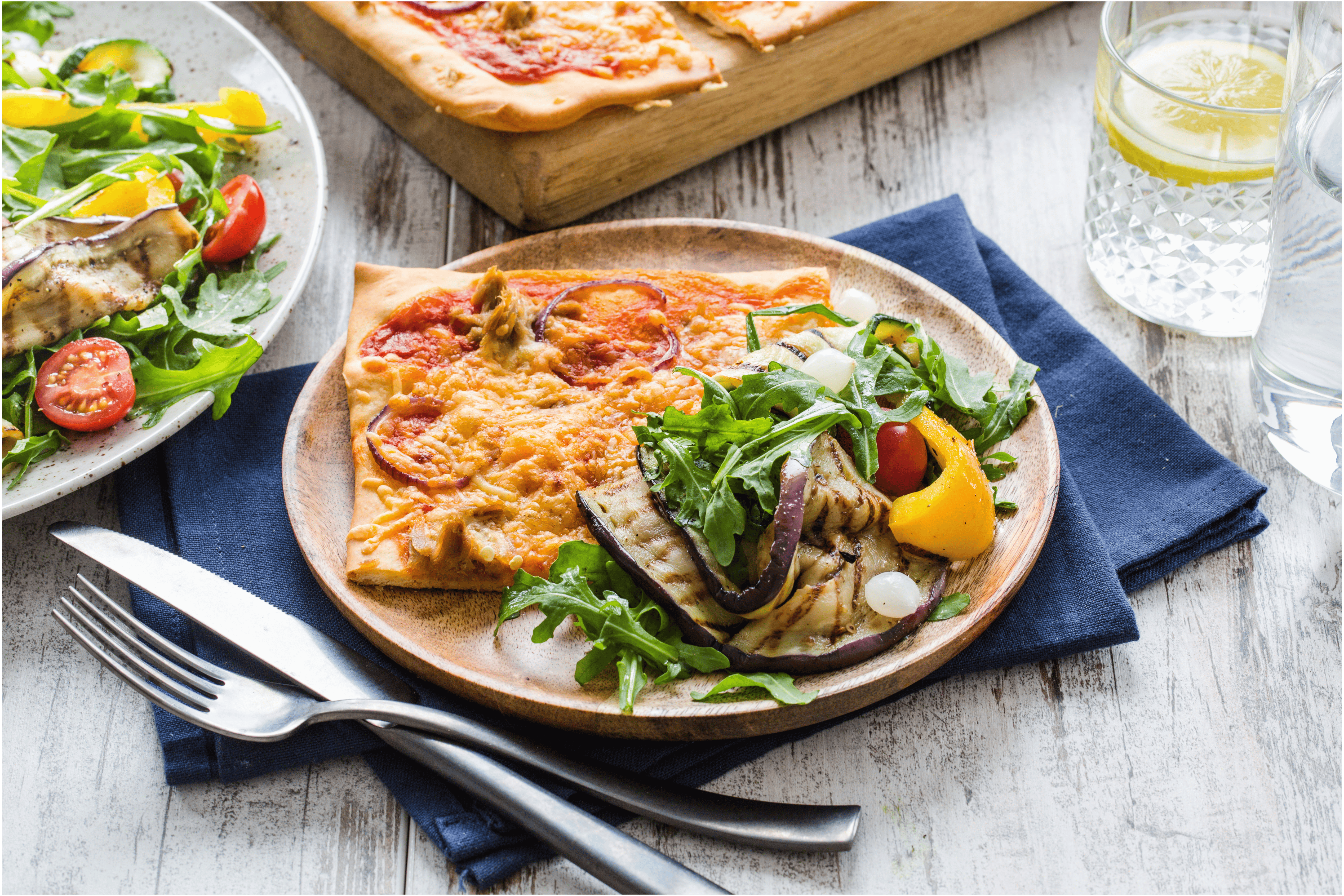 Pizza tonno met gegrilde groentensalade
