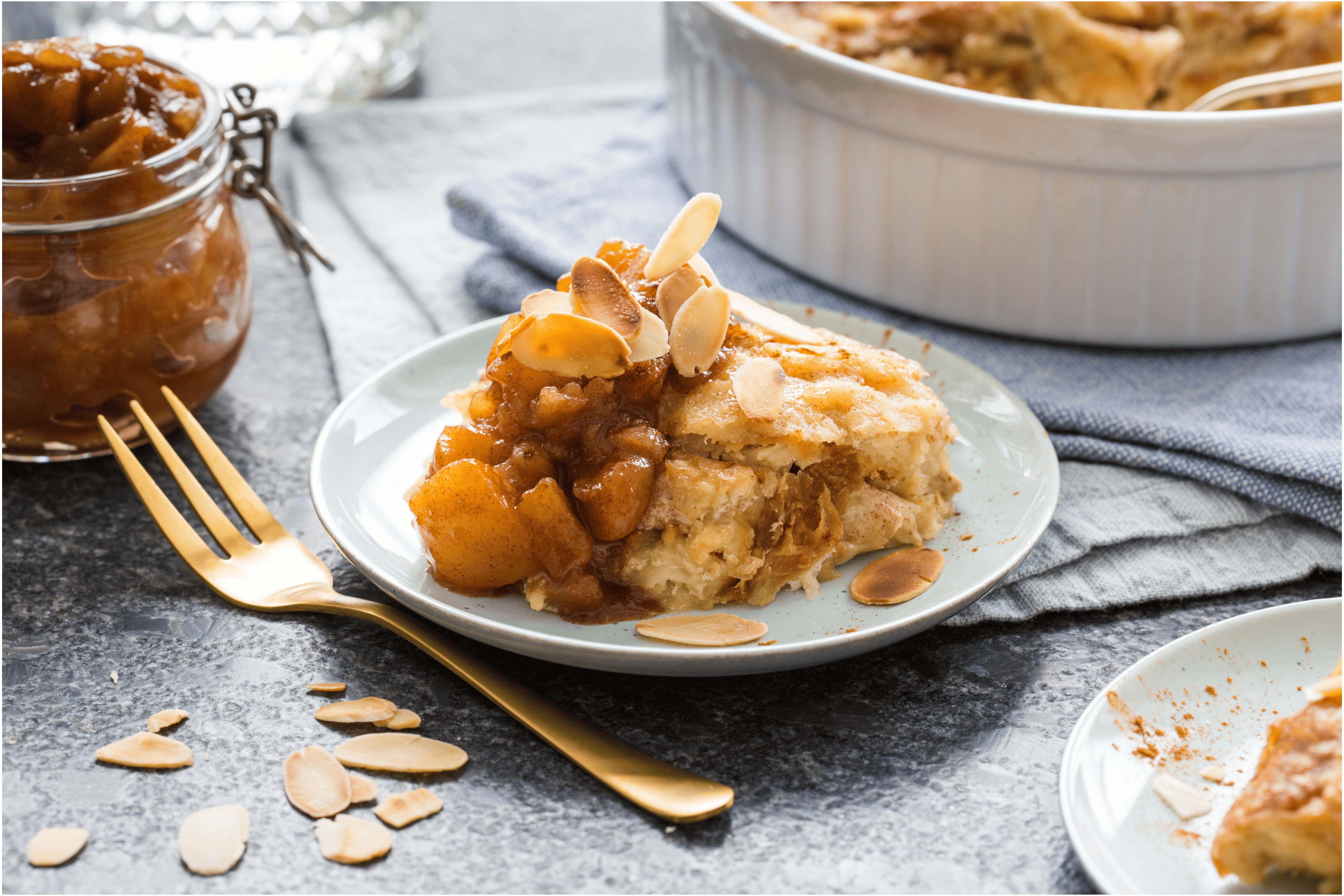 Broodpudding van croissants met een snelle perencompote
