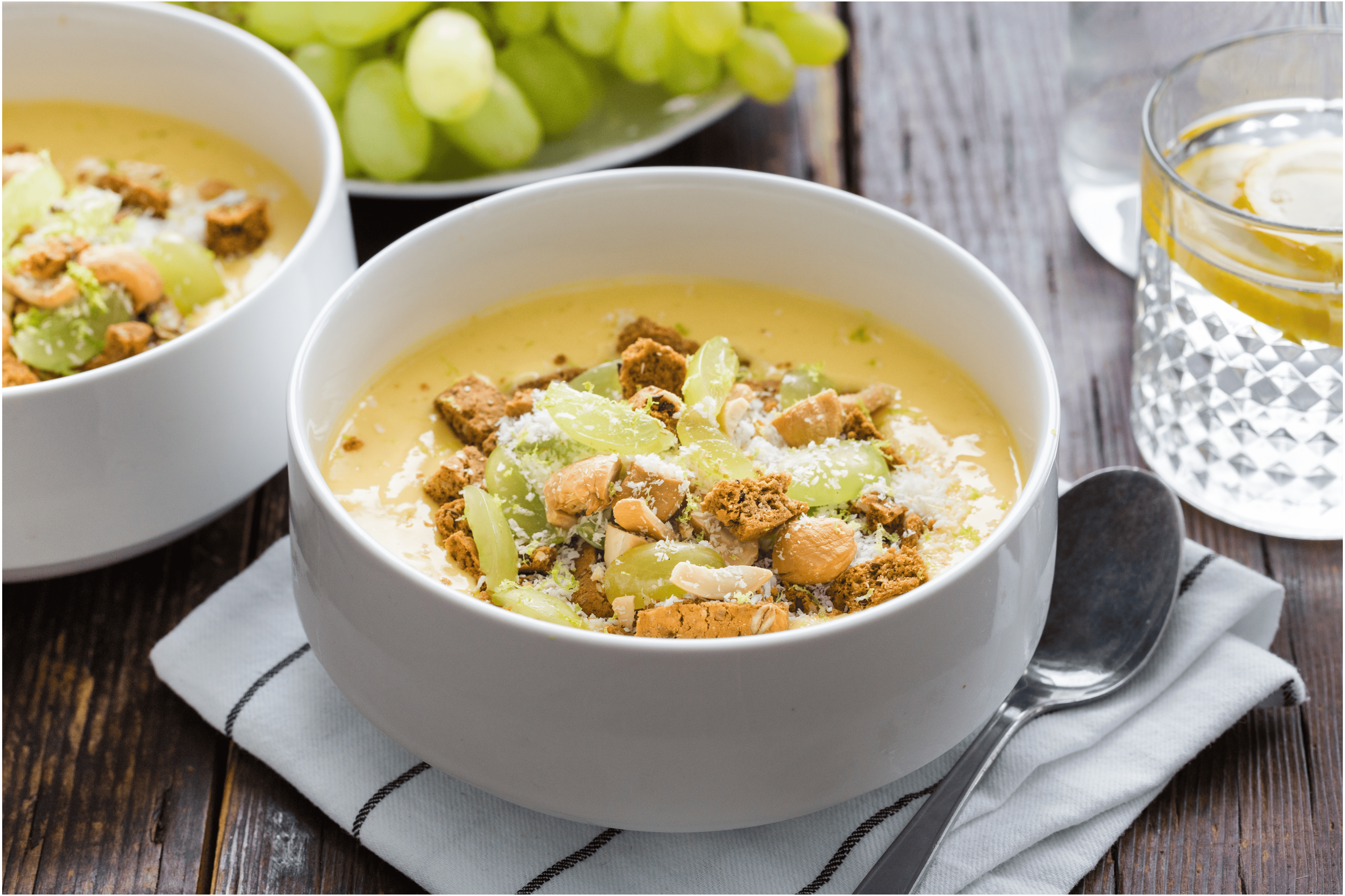 Mango smoothie bowl met druiven en kokos