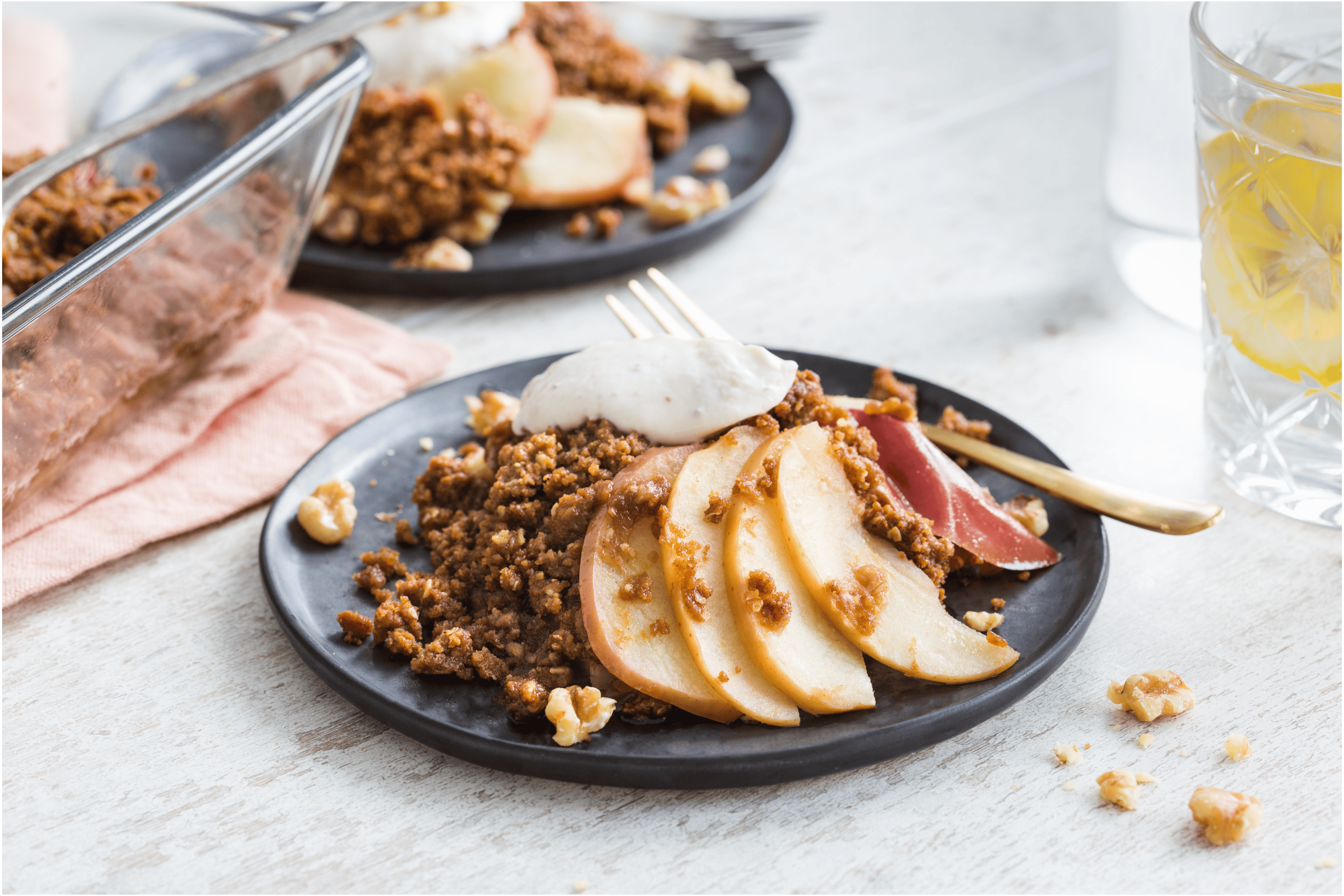 Appelcrumble met walnoot-honing yoghurt