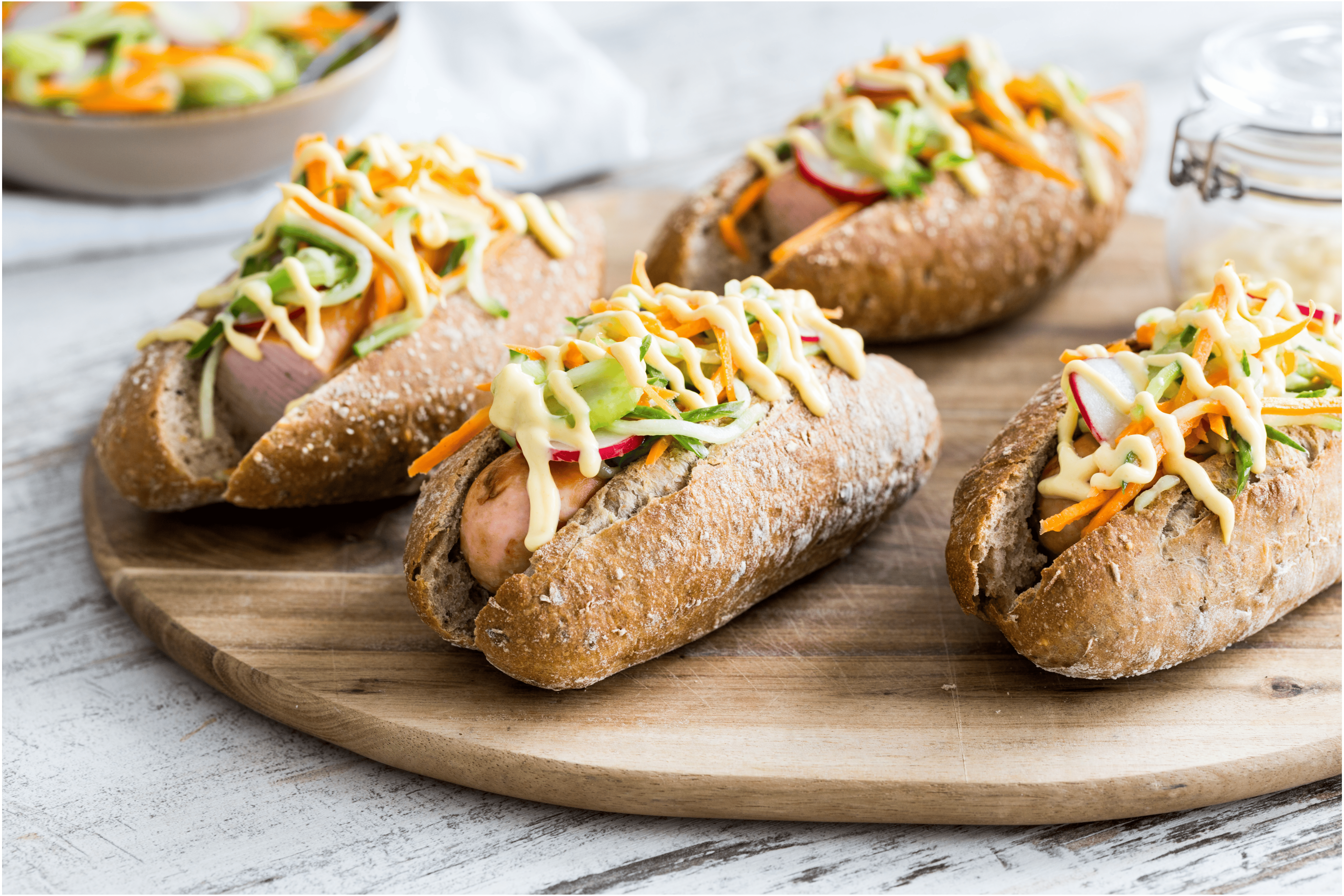 Broodje rookworst met een zoetzure salade