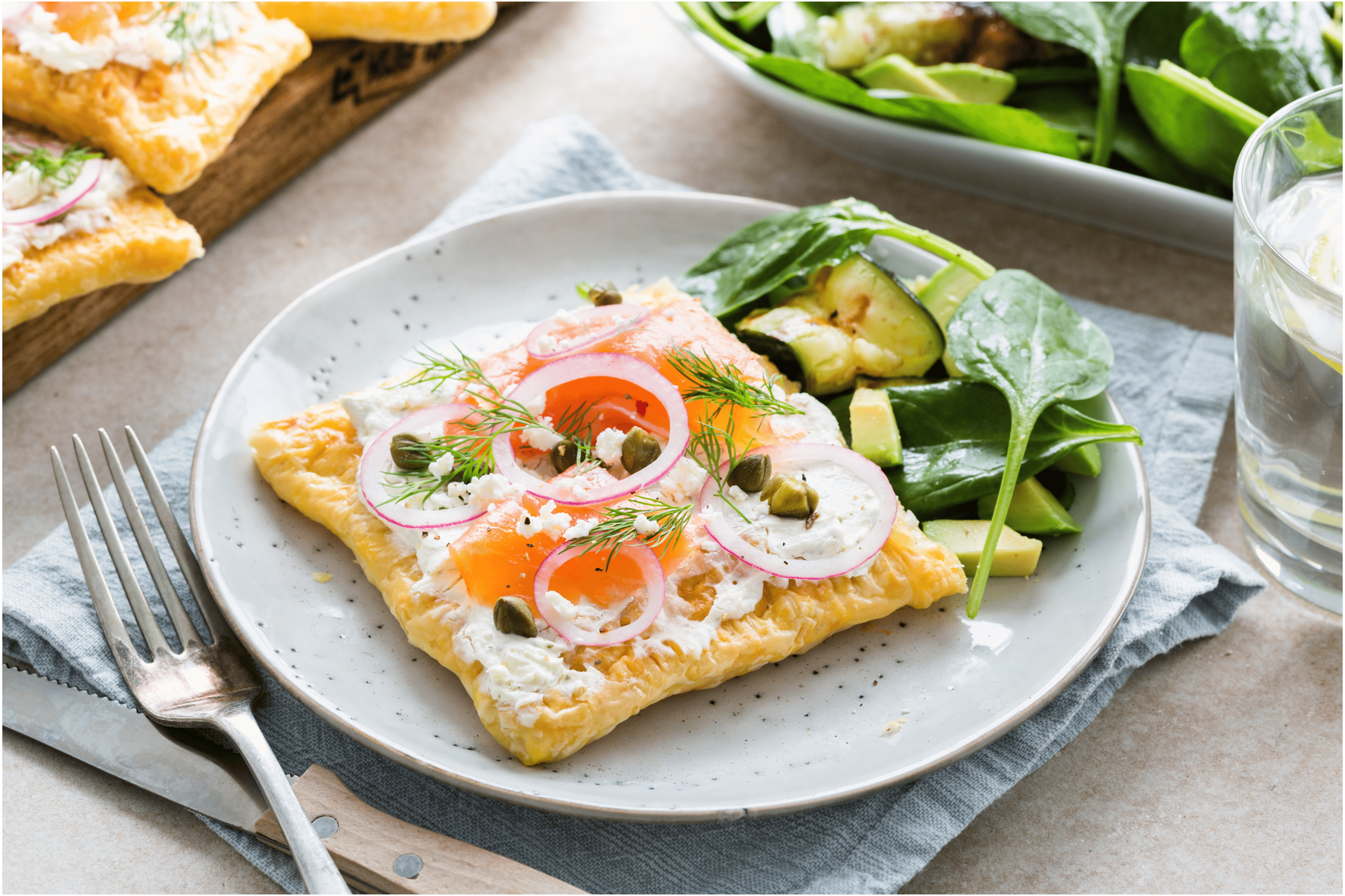 Plaatpizza met gerookte zalm en spinaziesalade