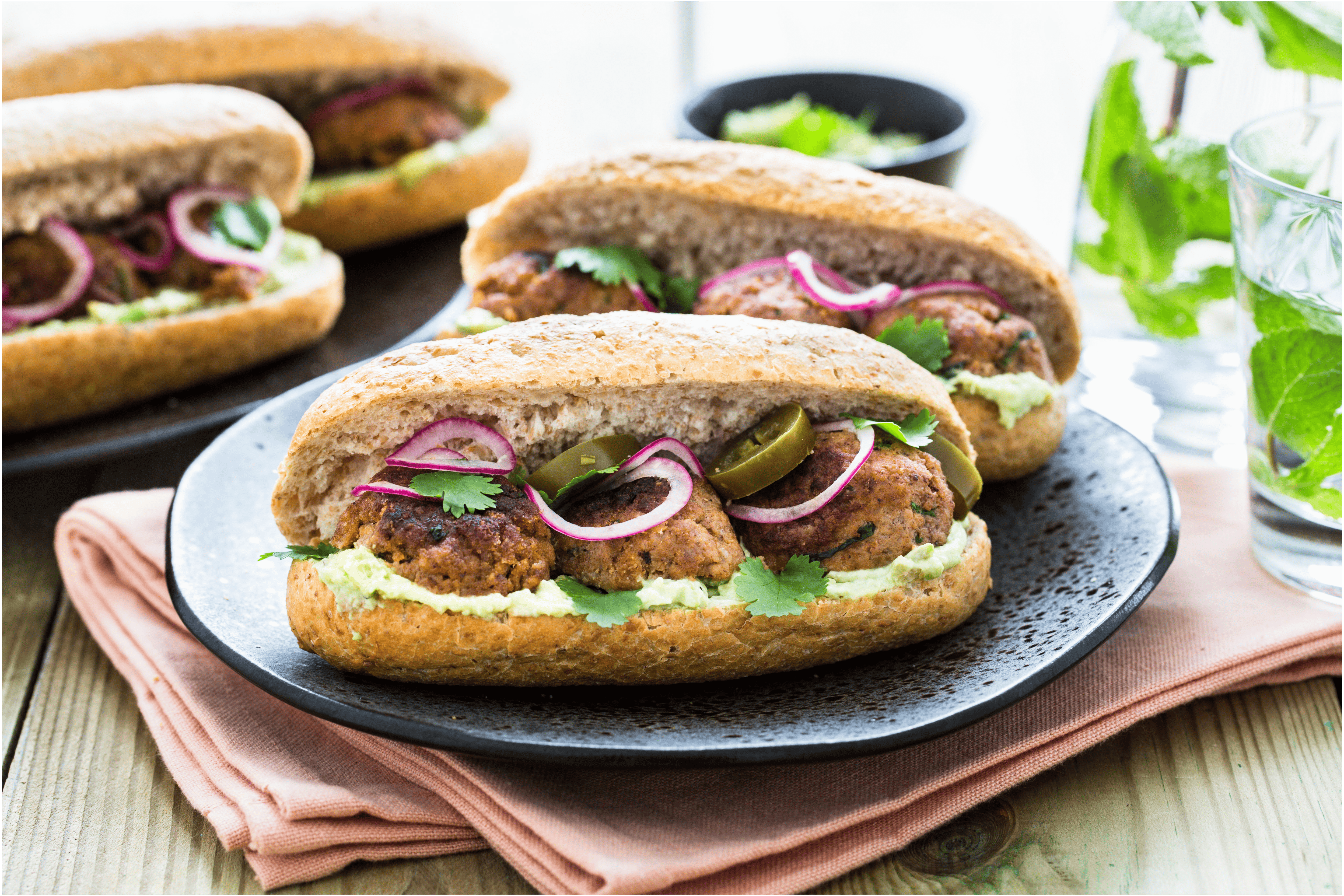 Broodje Mexicaanse gehaktballen en smashed avocado