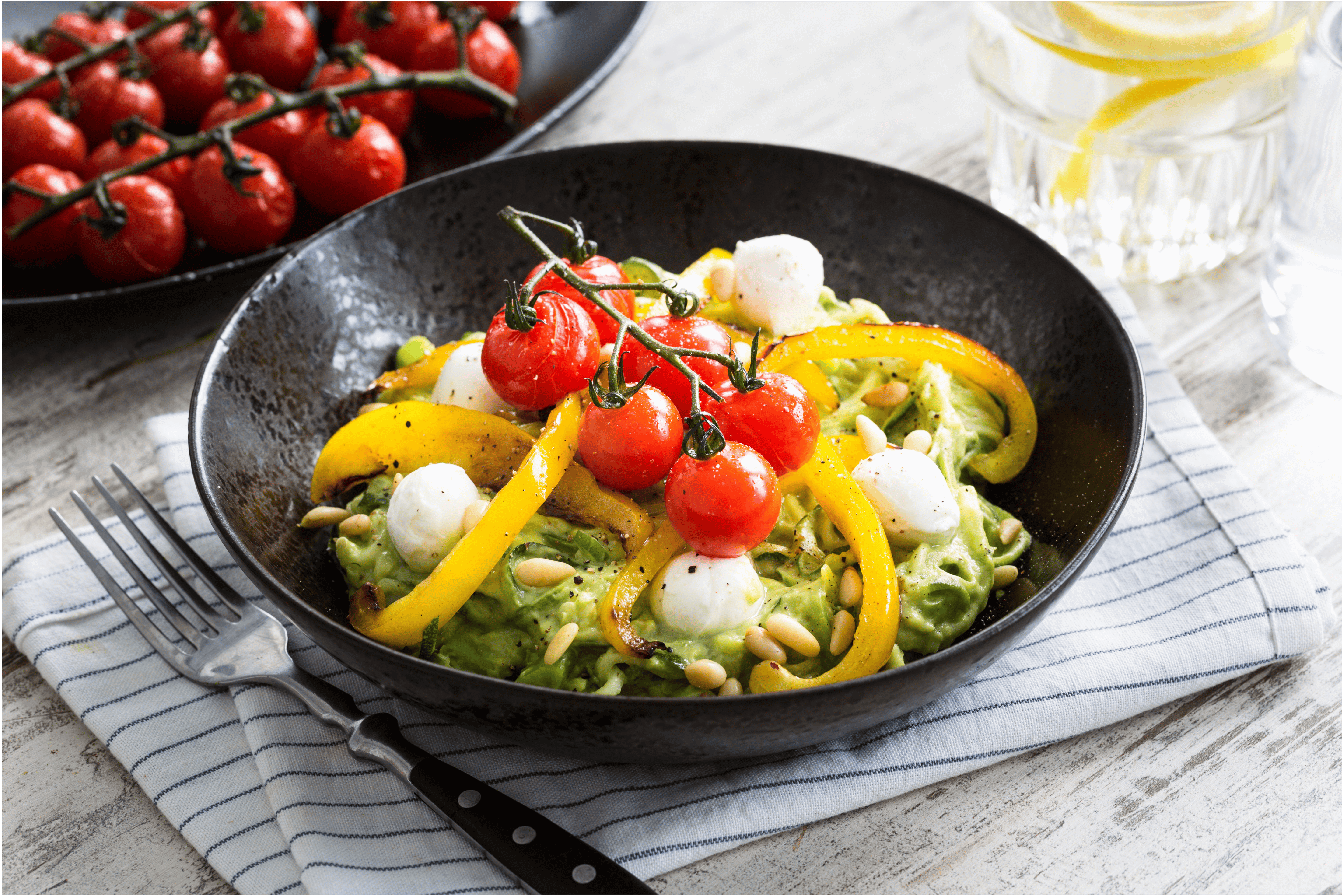 Courgetti met gegrilde paprika en romige avocadosaus