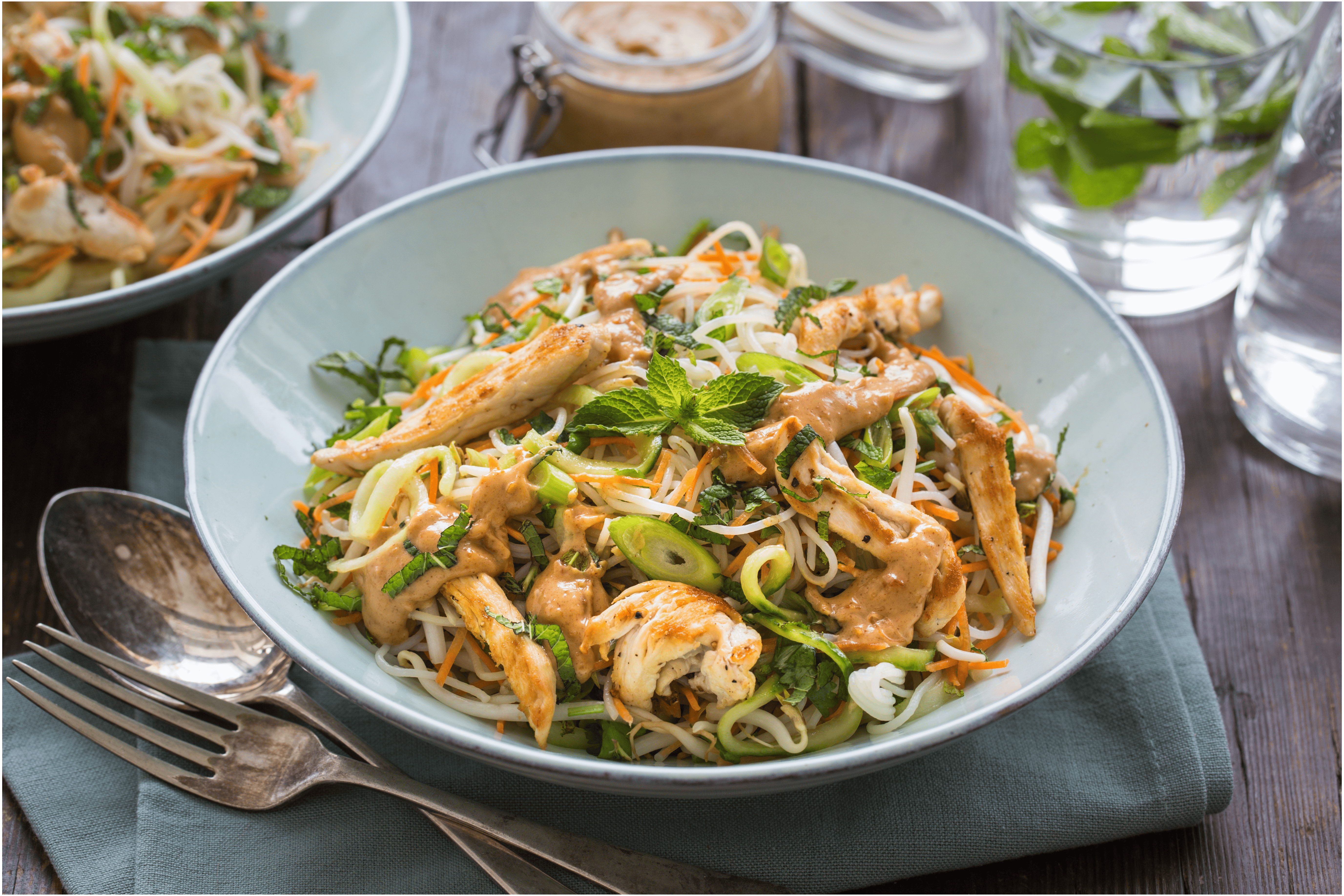 Vietnamese noedel salade met pindasaus