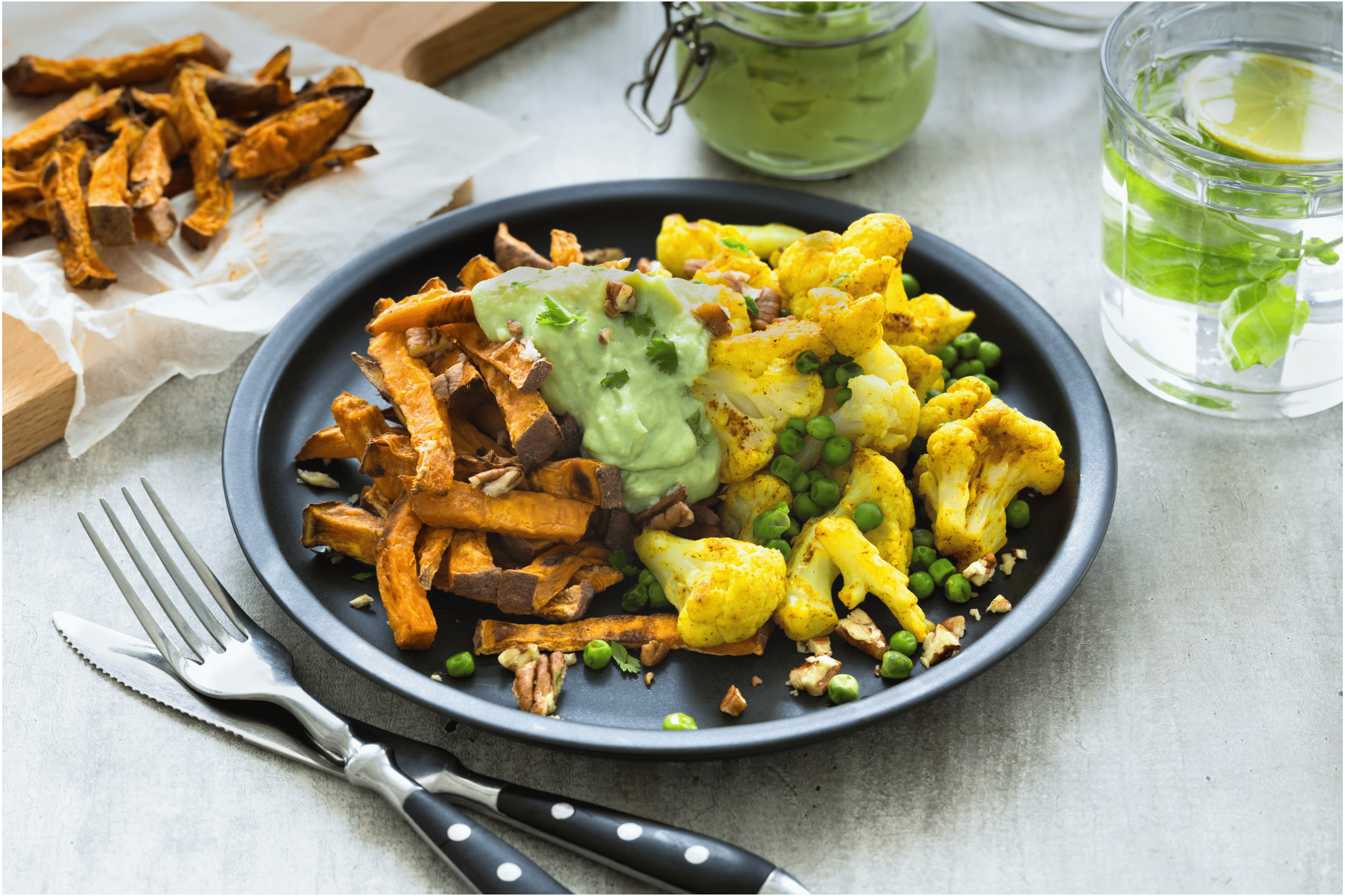 Pittige bloemkool met zoete aardappelfriet en een avocado-dip