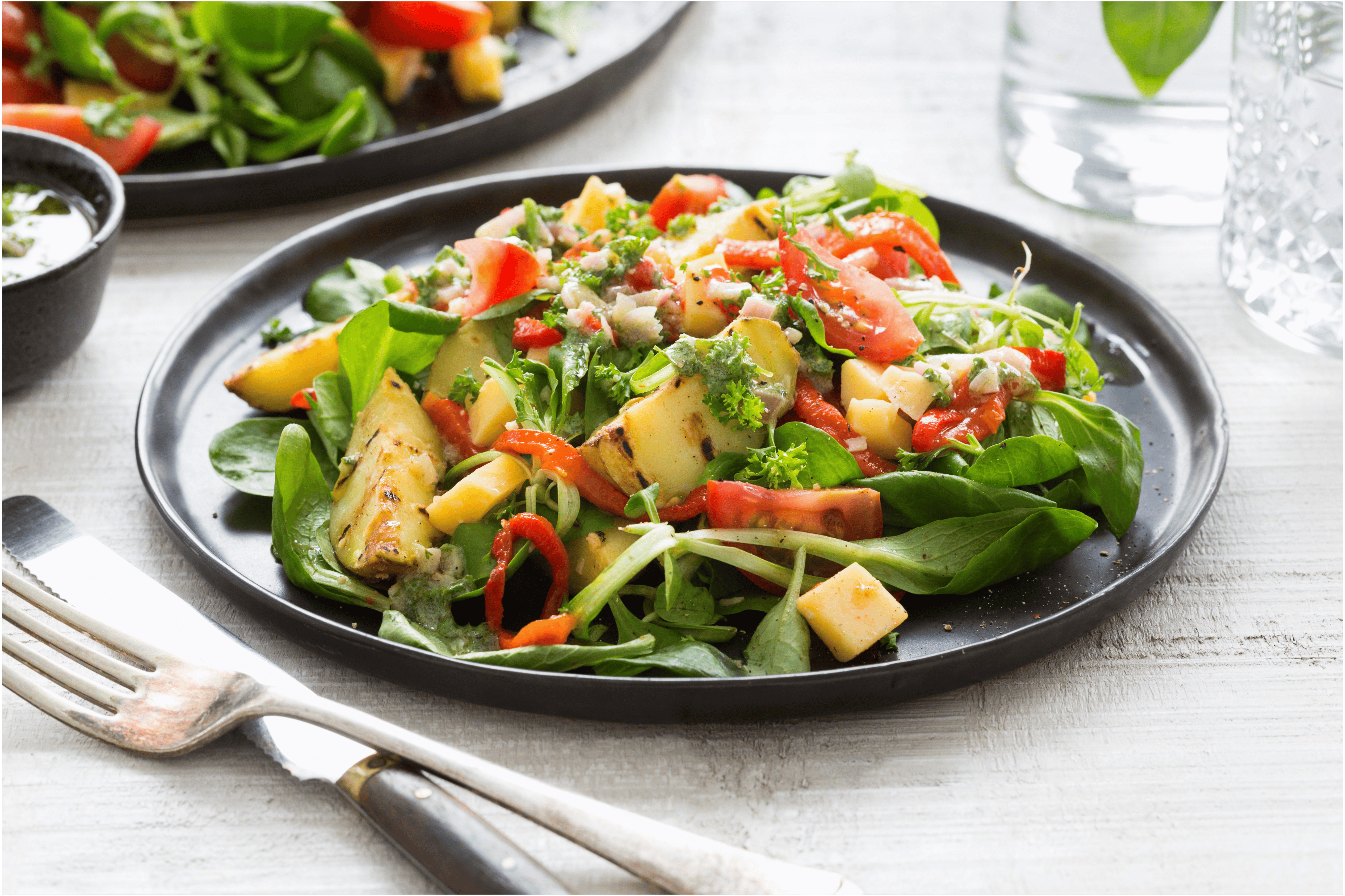 Gegrilde aardappelsalade met oude kaas en een mosterdvinaigrette