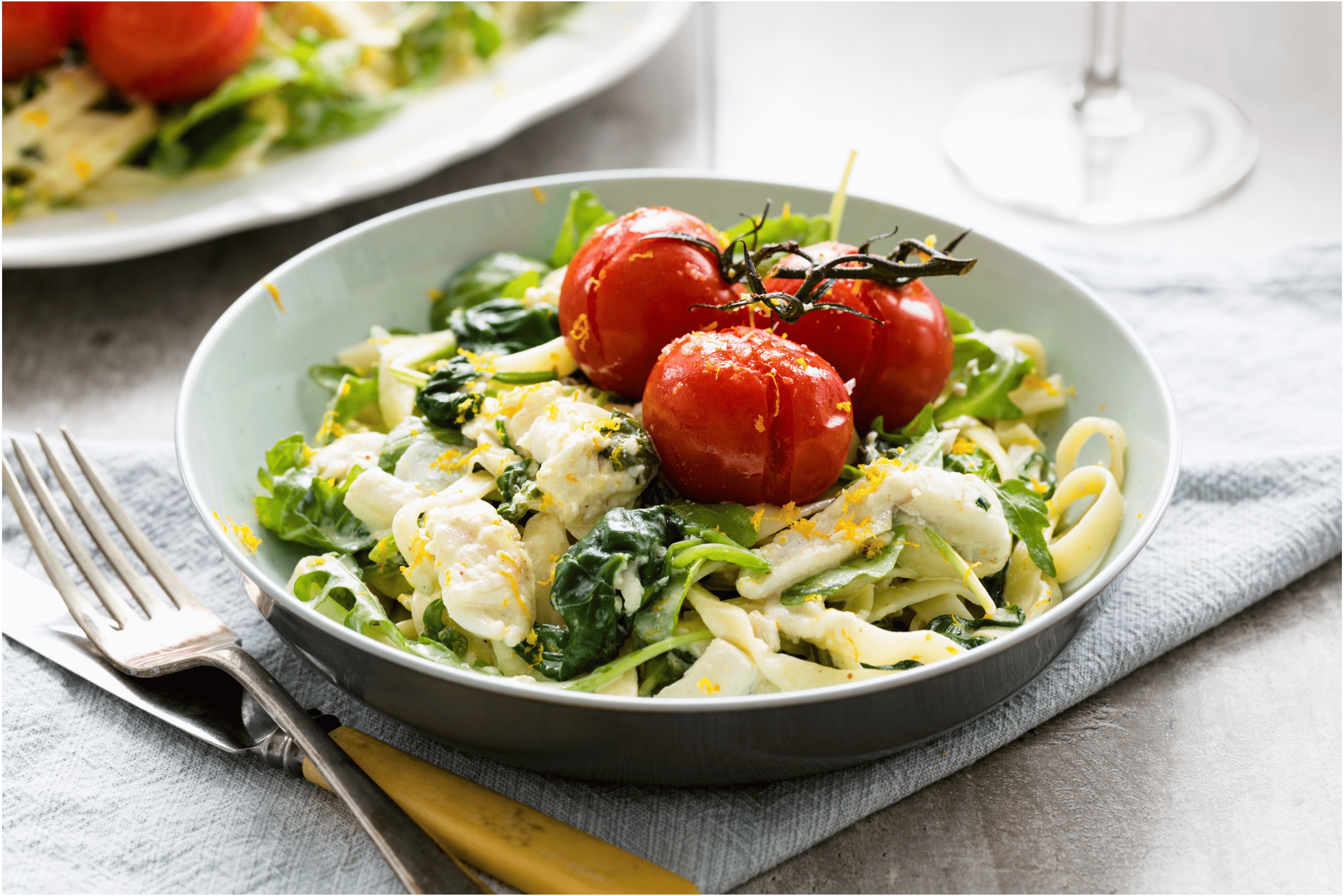 Verse pasta met schol, romige sinaasappelsaus en gepofte trostomaatjes