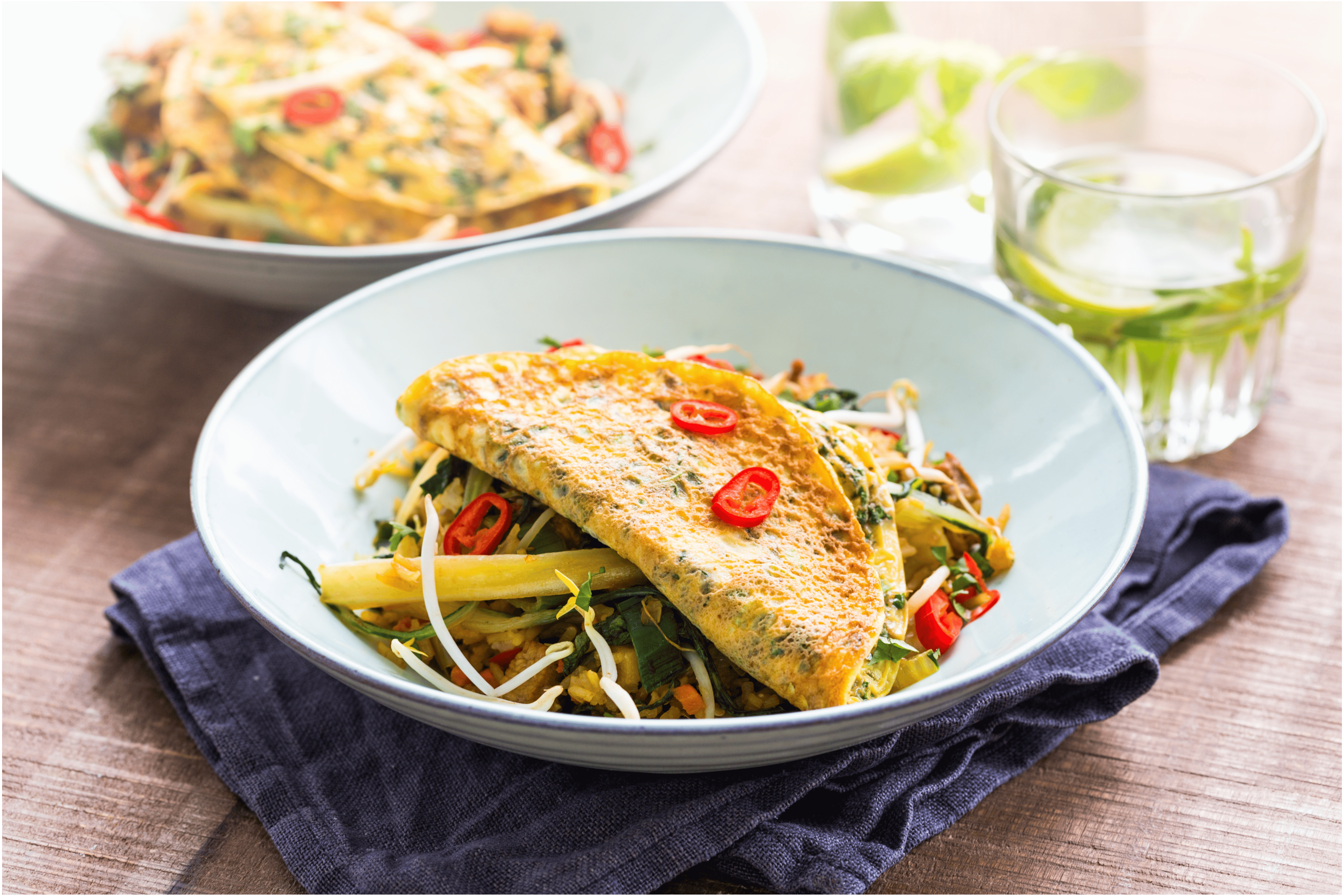Rijkgevulde nasi goreng met een kruidenomelet