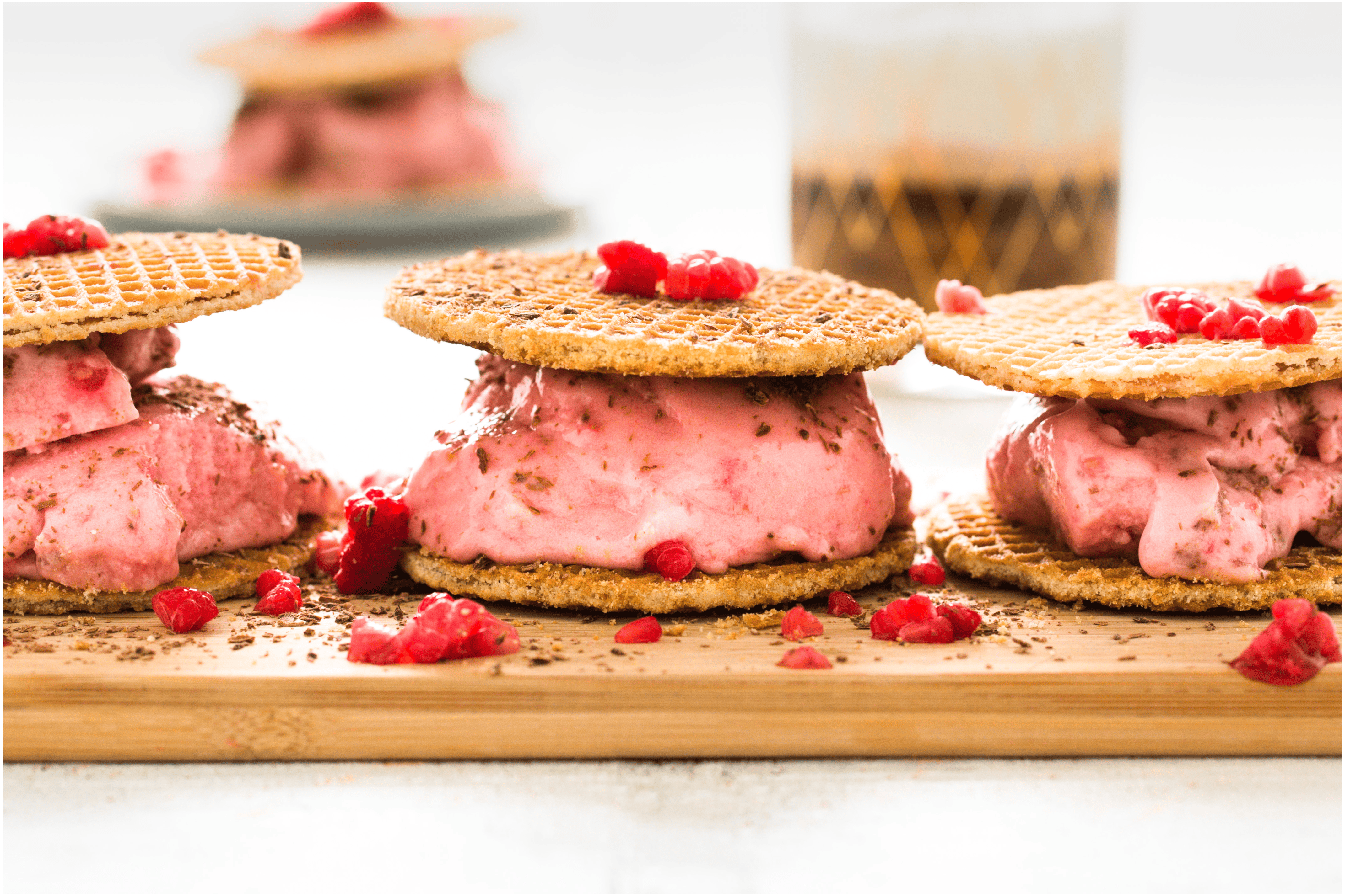 Stroopwafel sandwiches met frambozen-banaanijs