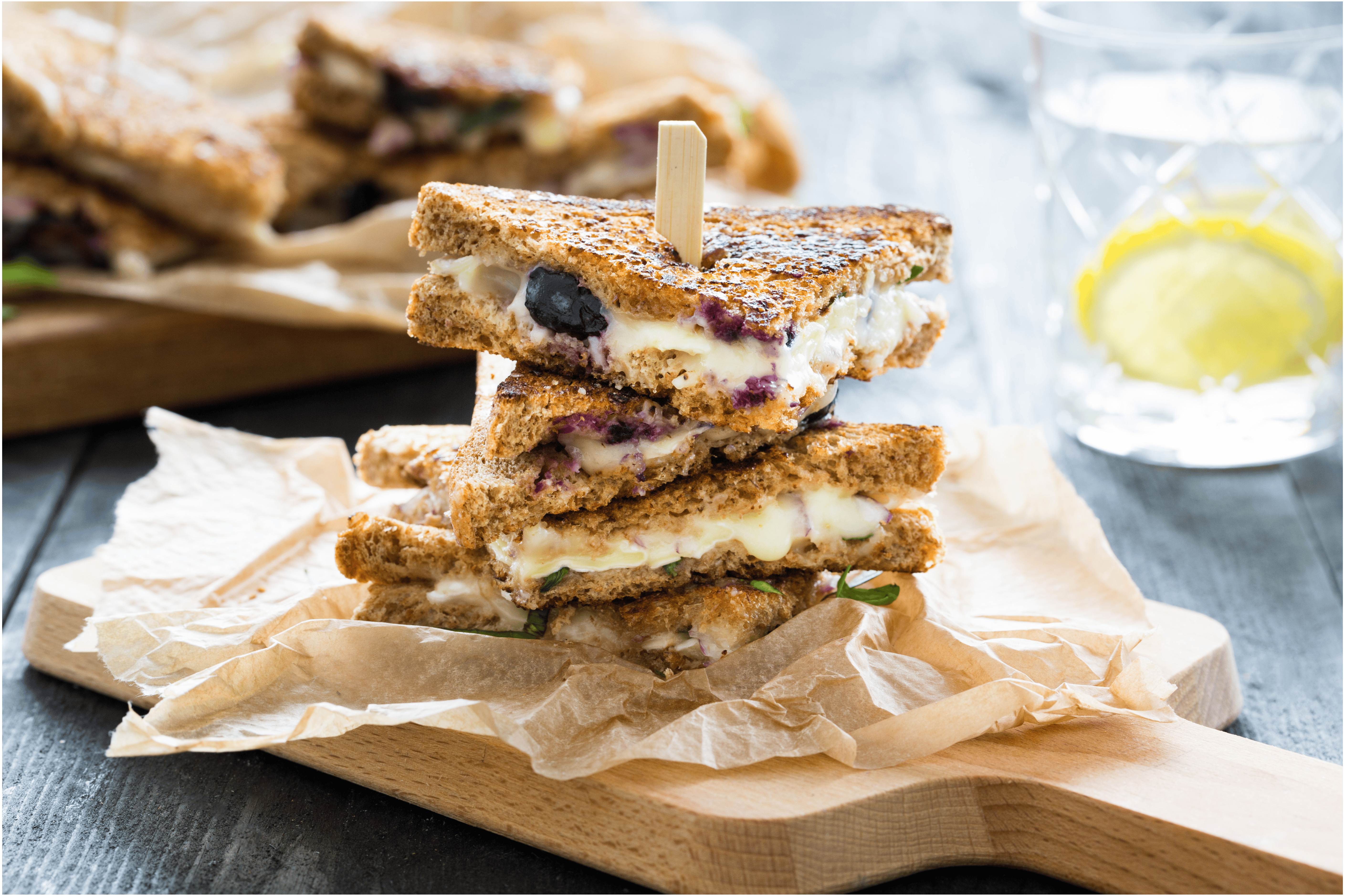 Tosti met brie, bosbessen en basilicum