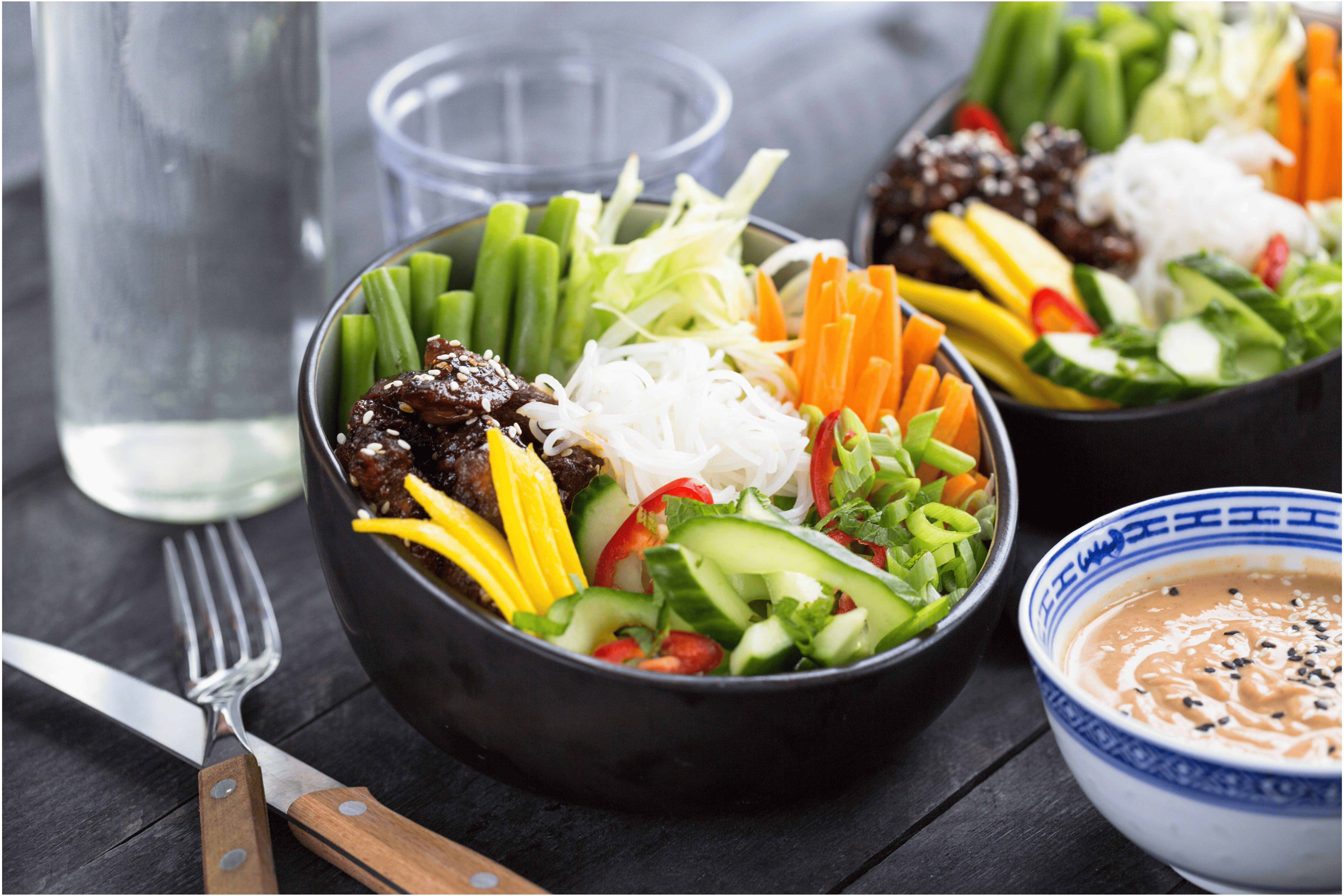 Aziatische salade bowl met sesamkip