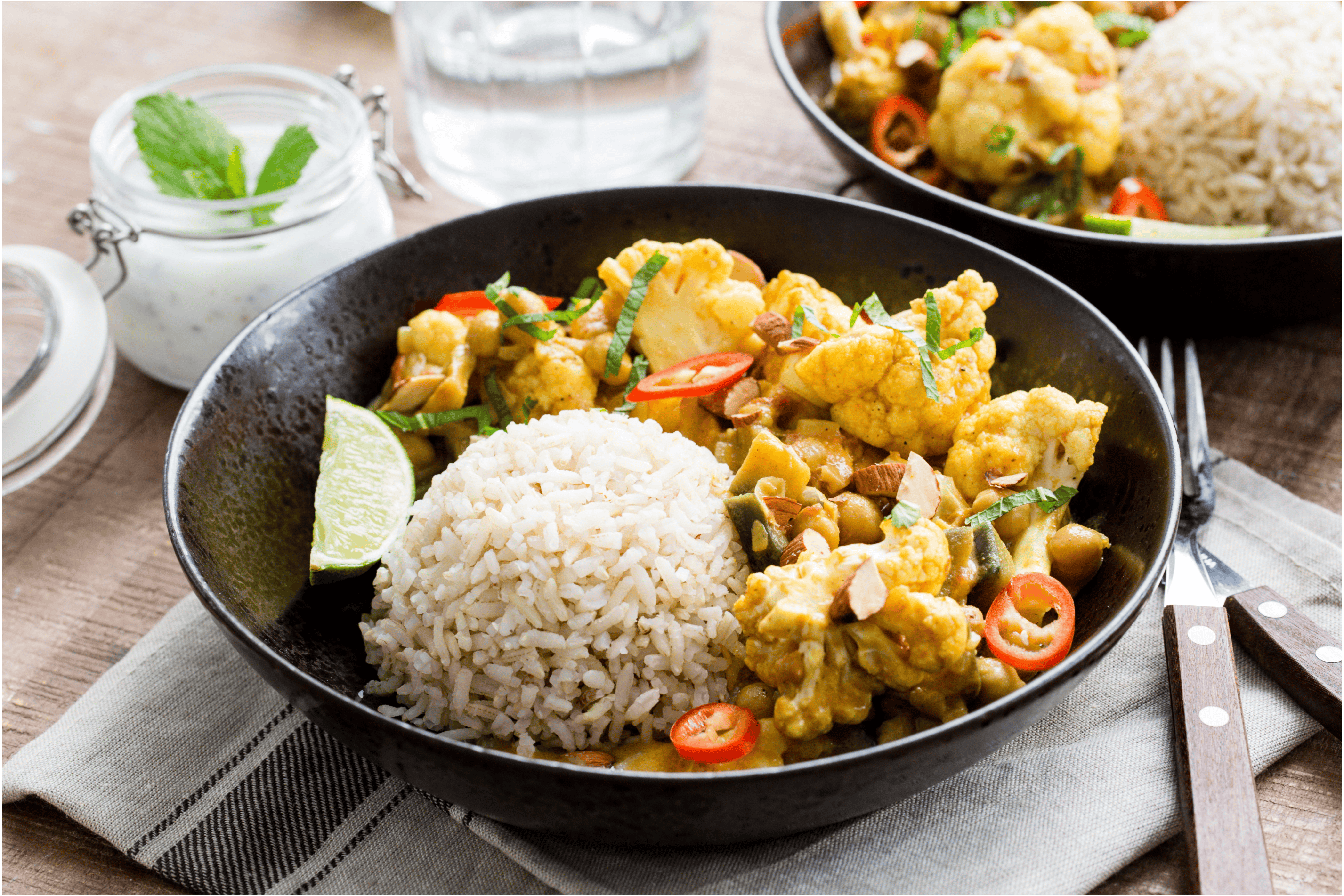 Pittige vegetarische bloemkoolcurry met frisse yoghurtsaus