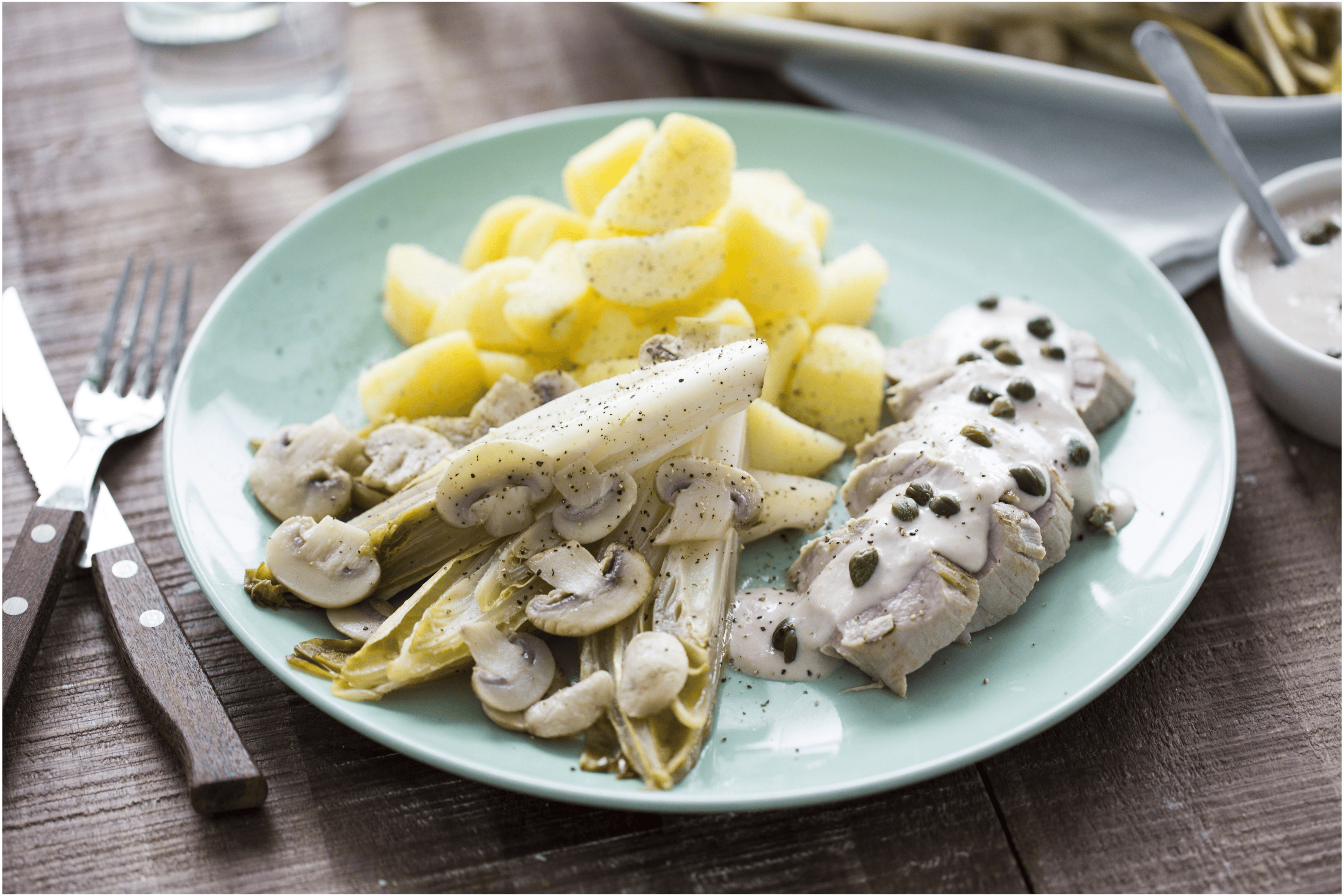 Varkenshaas met tonnatosaus, gestoofde witlof en gebakken aardappeltjes