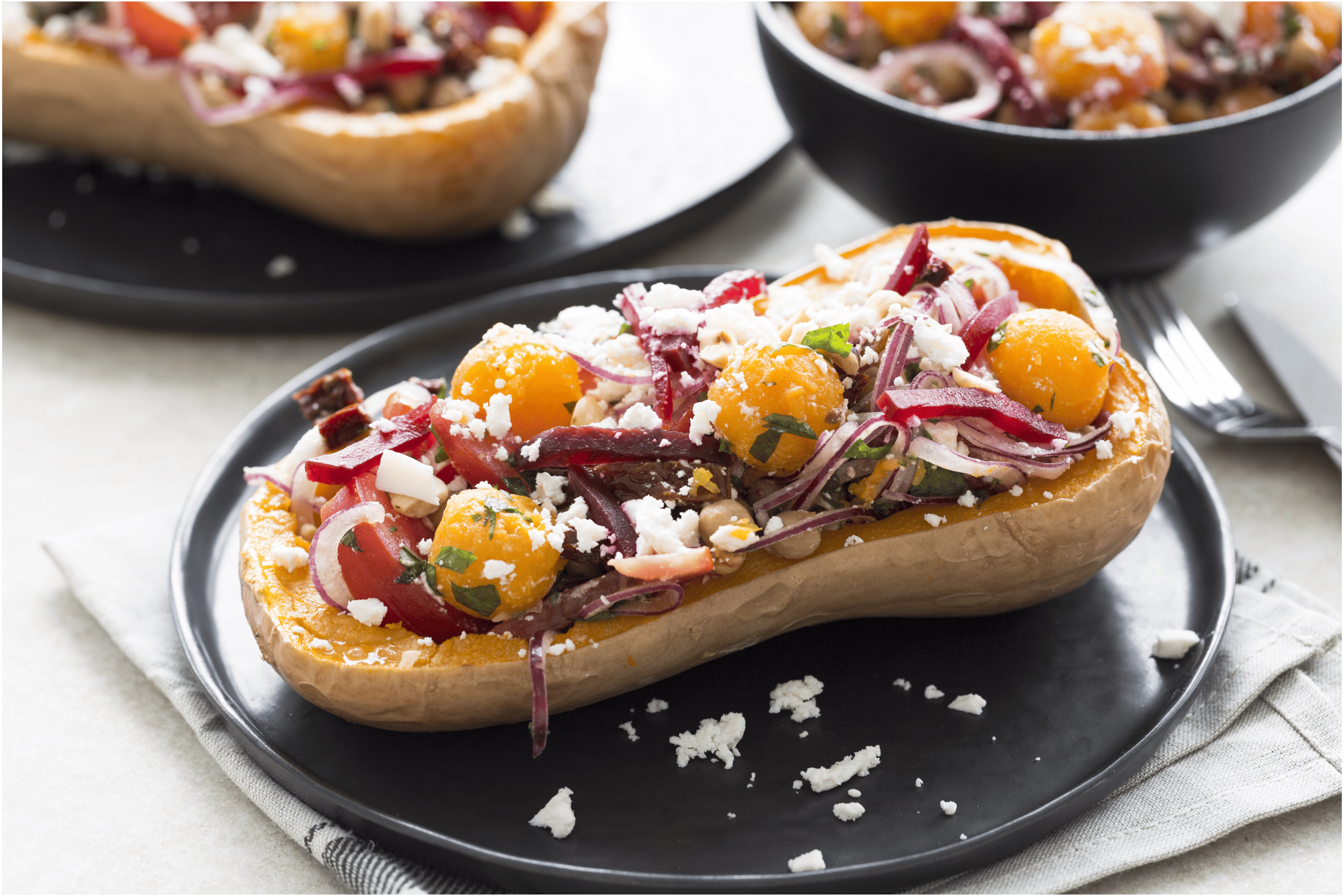 Gevulde flespompoen met een frisse kikkererwtensalade