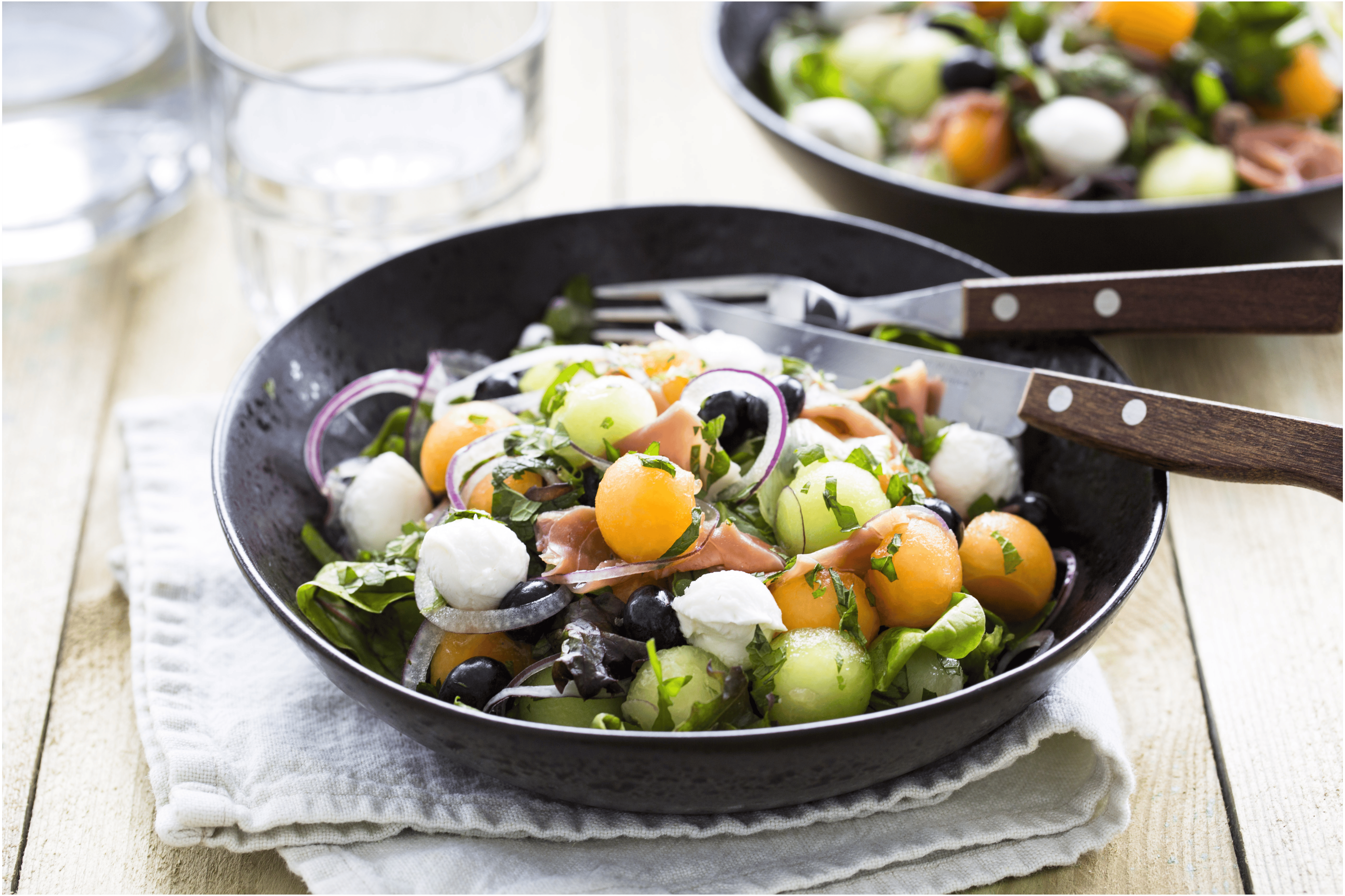 Frisse meloensalade met Parmaham en blauwe bessen