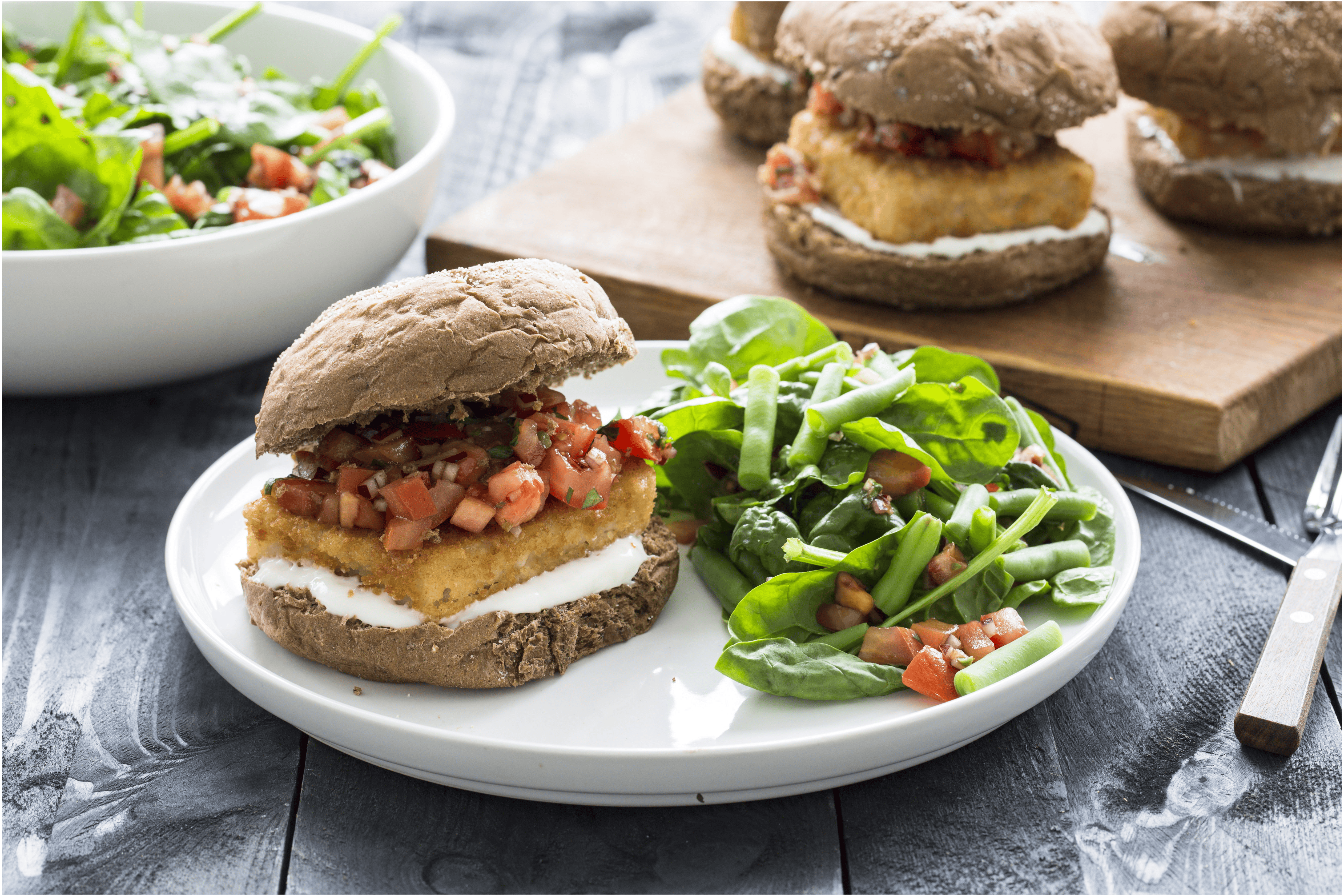 Visburgers met tomatensalsa en een groene salade
