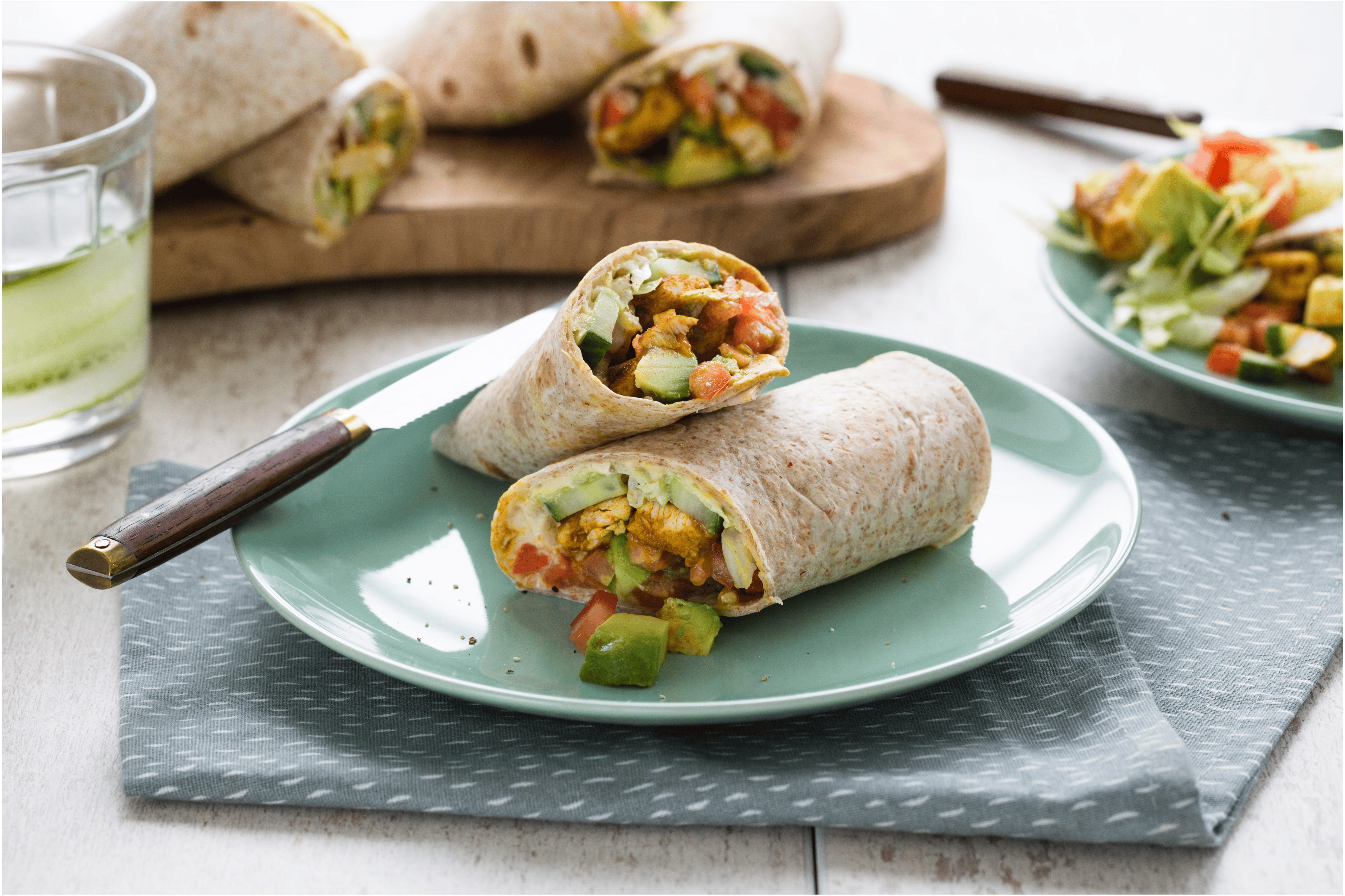 Wraps met hummus, gekruide kip en avocado