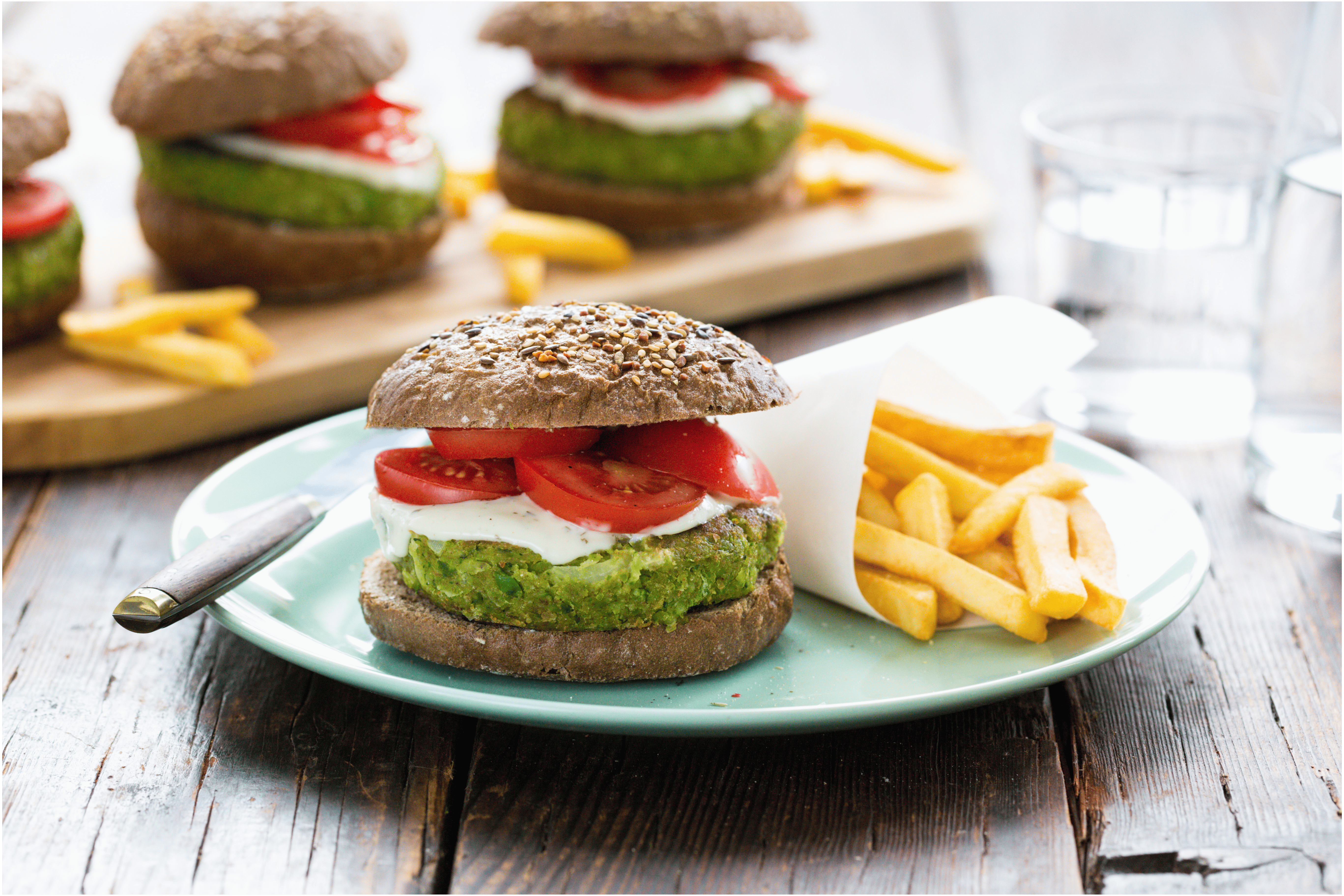 Zomerse vegaburger van tuinbonen