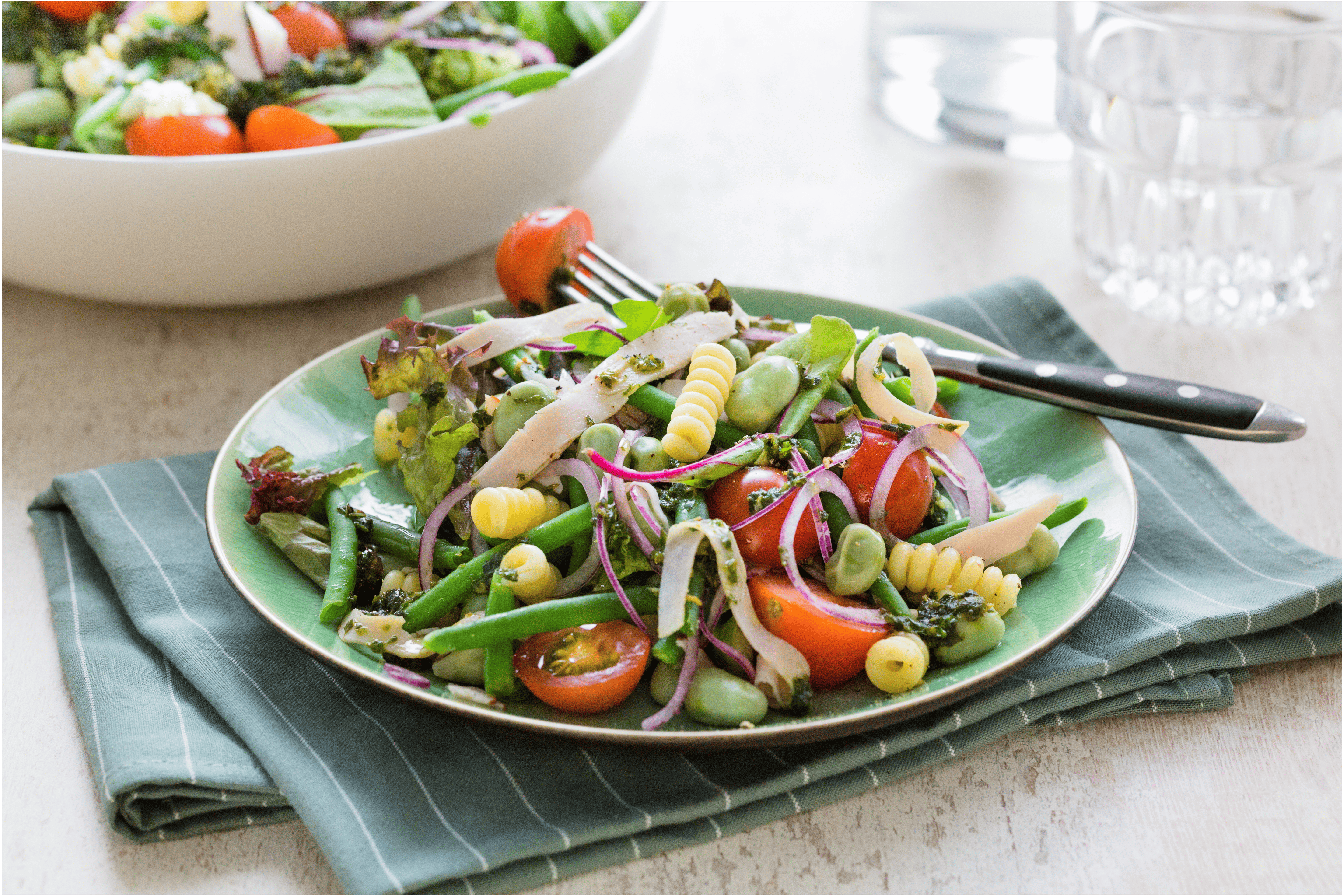 Zomerse salade met kalkoenfilet en groene groenten
