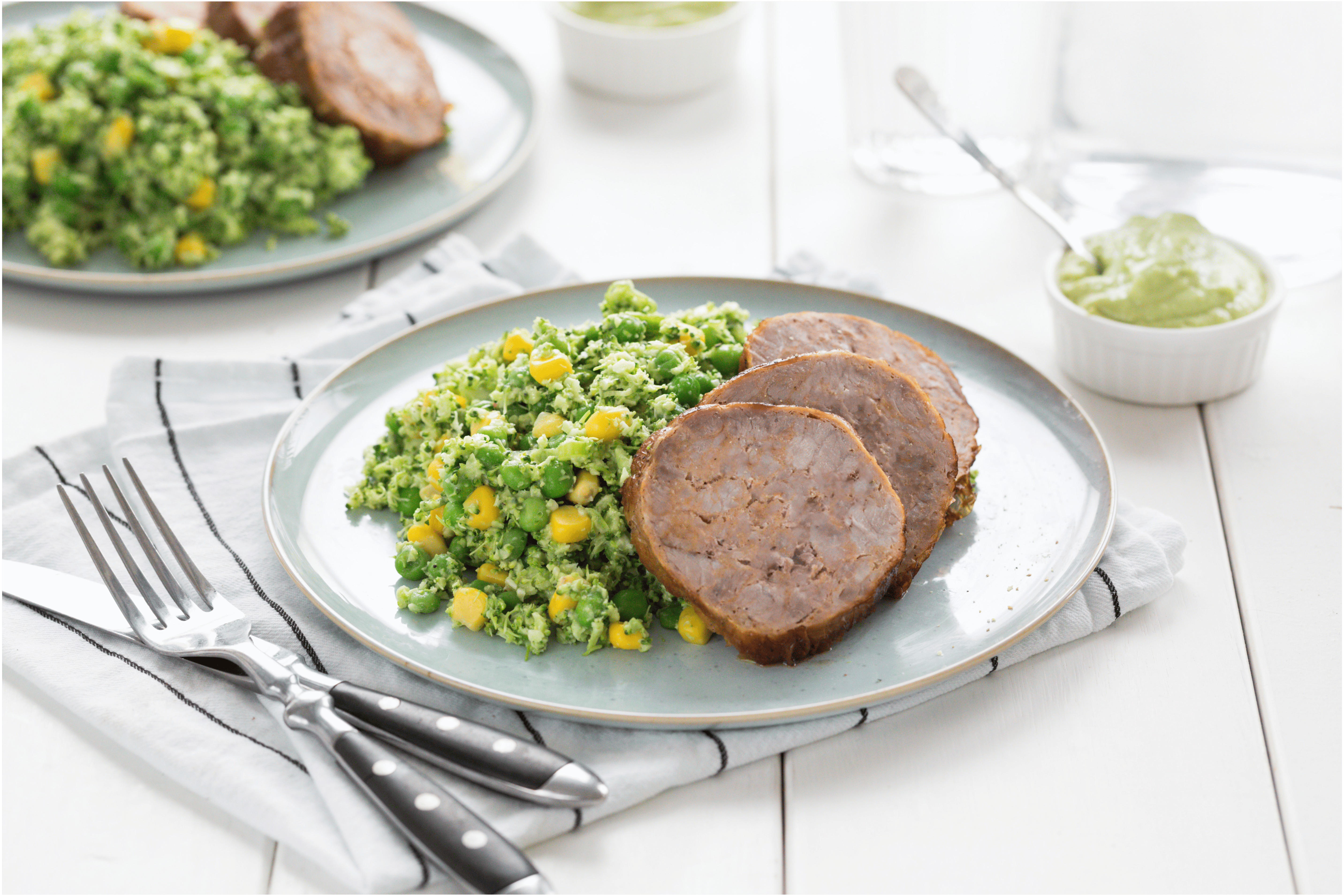 Rollade met broccolirijst en avocado-dressing