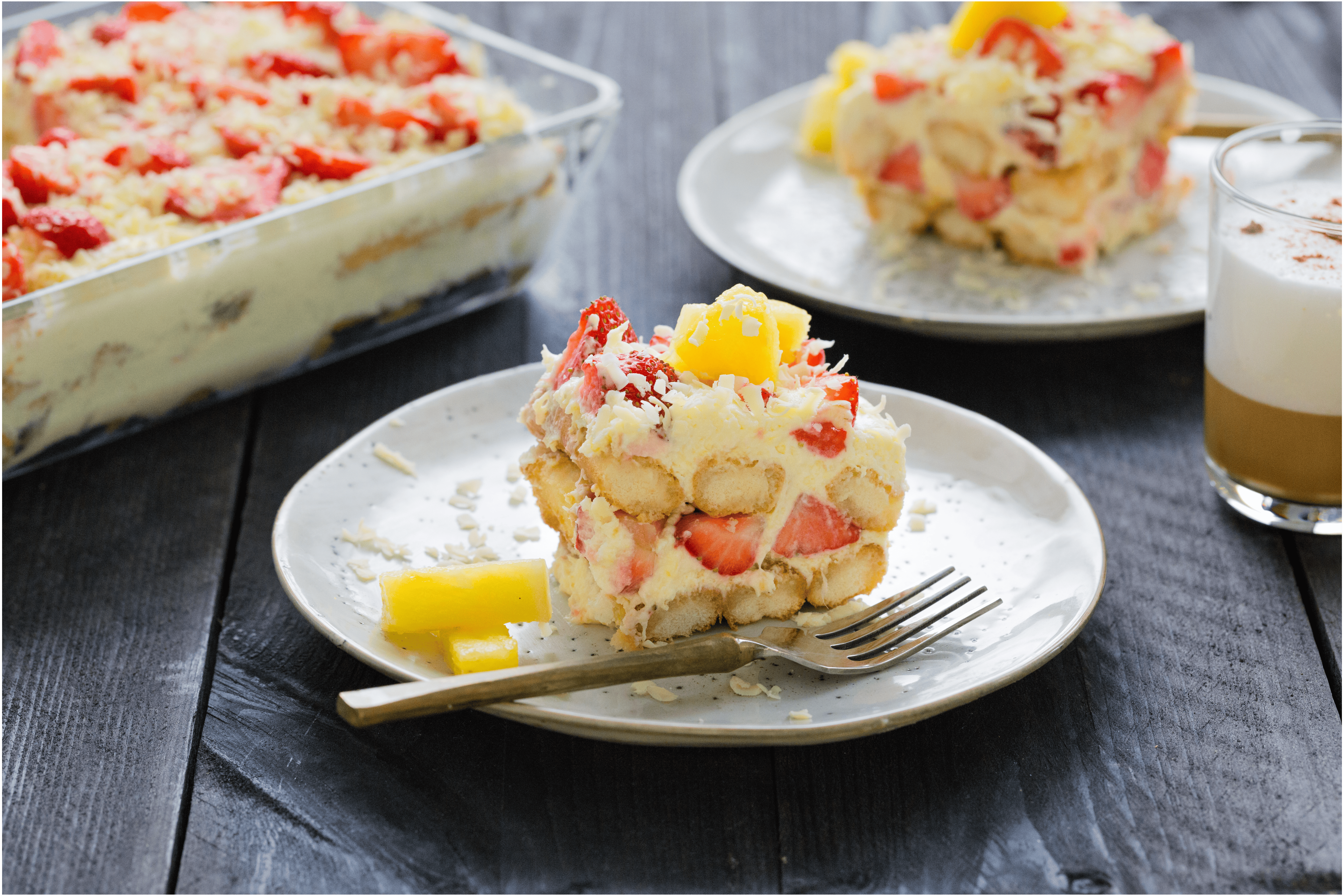 Tiramisu van ananasroom met aardbeien