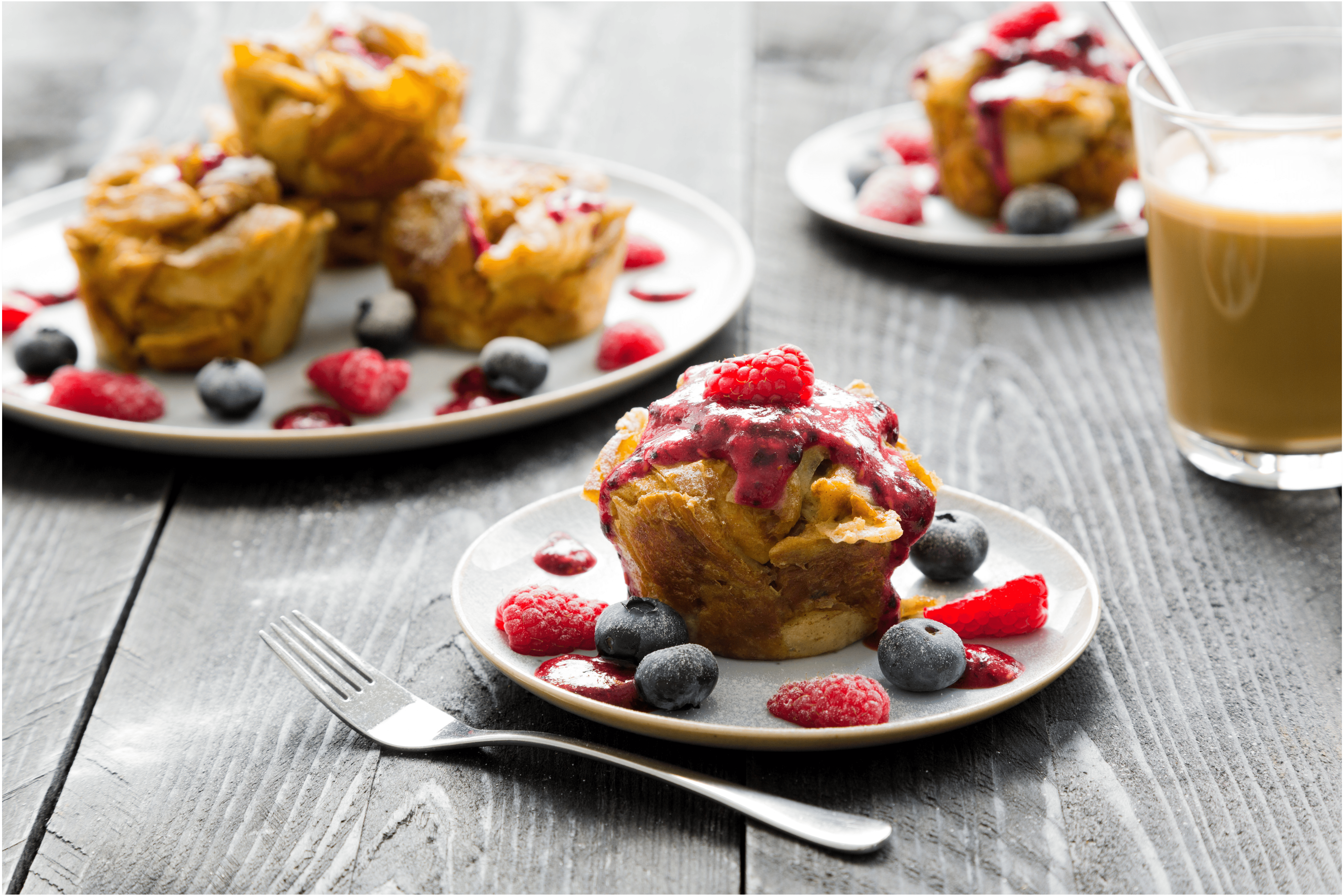 Croissant muffins met rood fruit