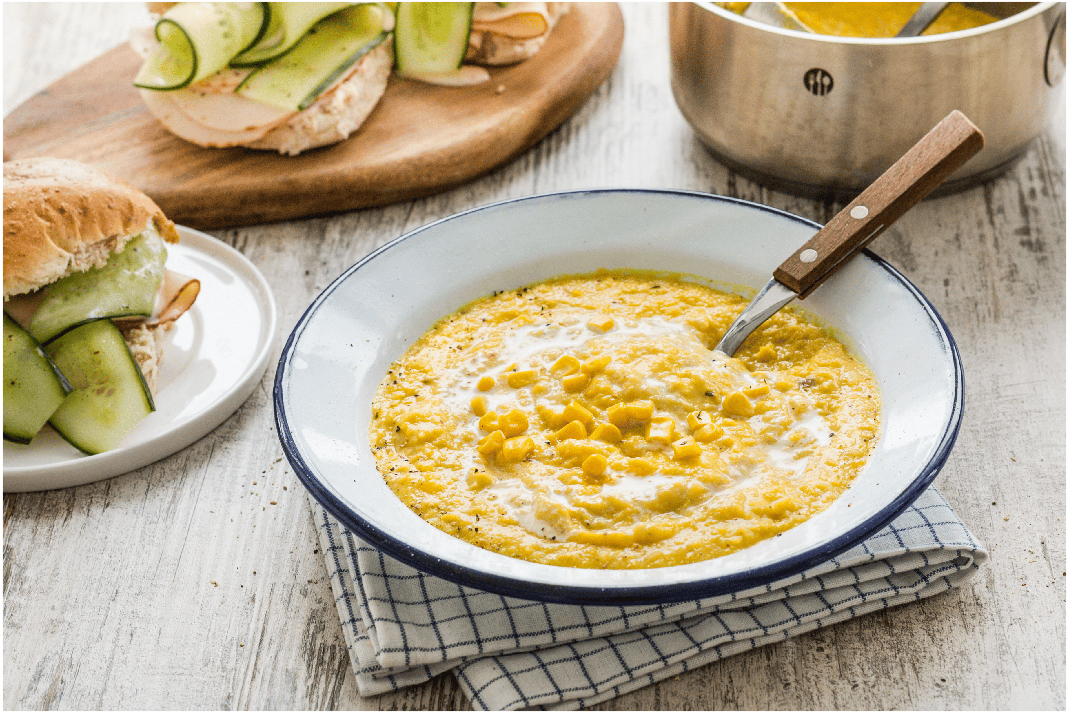 Maïs gazpacho met spicy kip sandwich