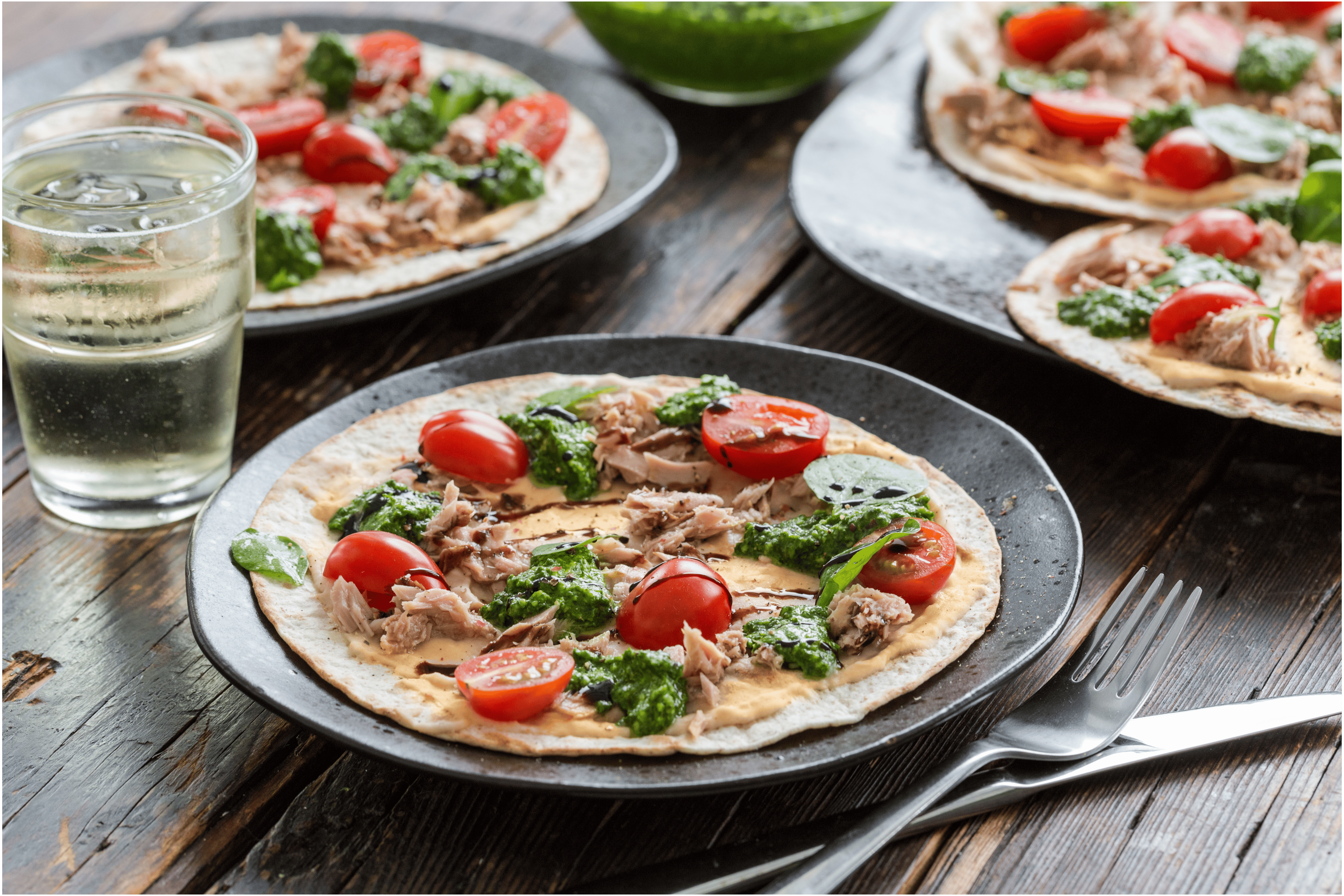 Wrap pizza's met witte bonenspread, tonijn en spinazie-pesto