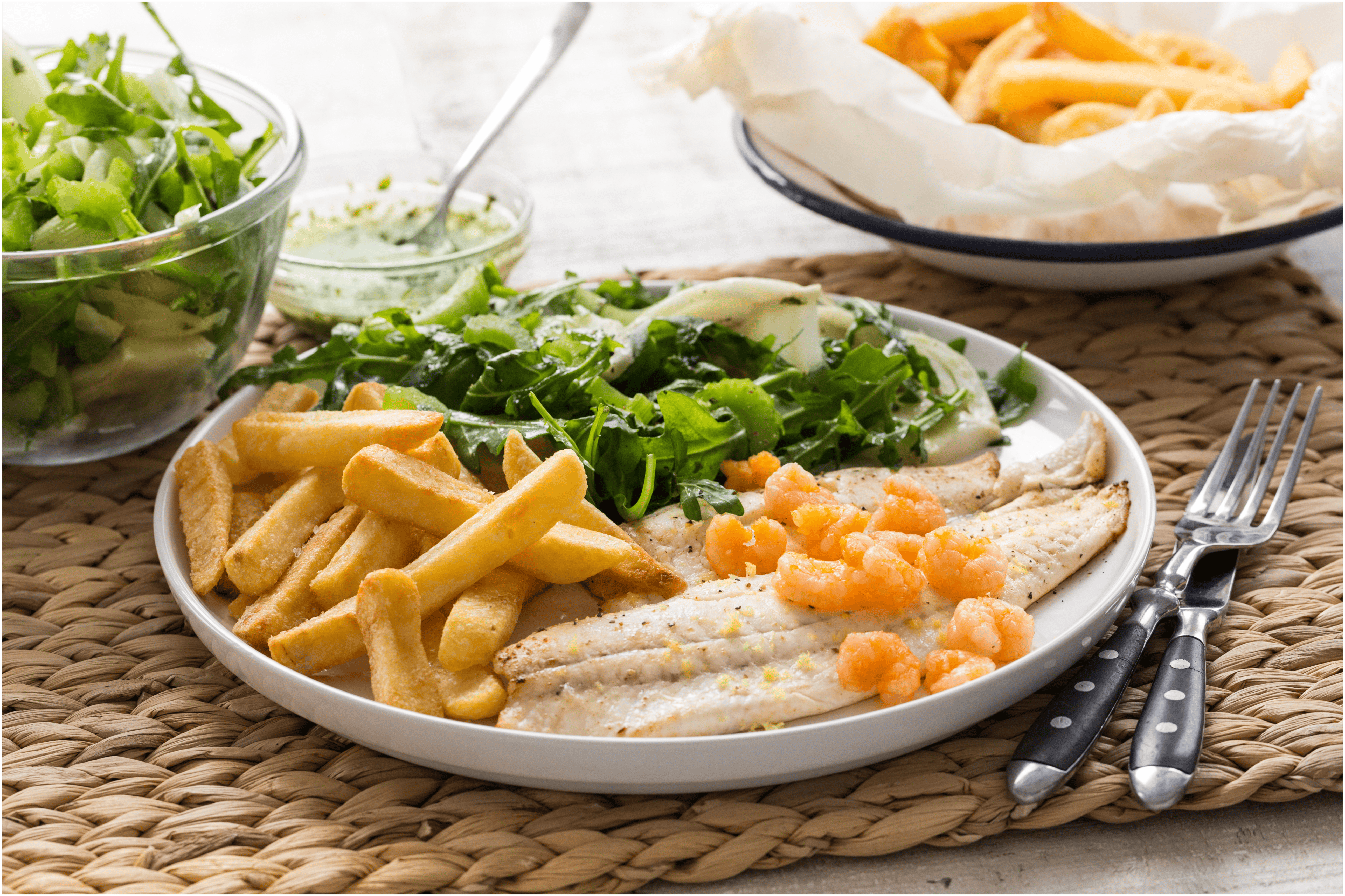 Gebakken scholfilet met garnalen en een salade van venkel