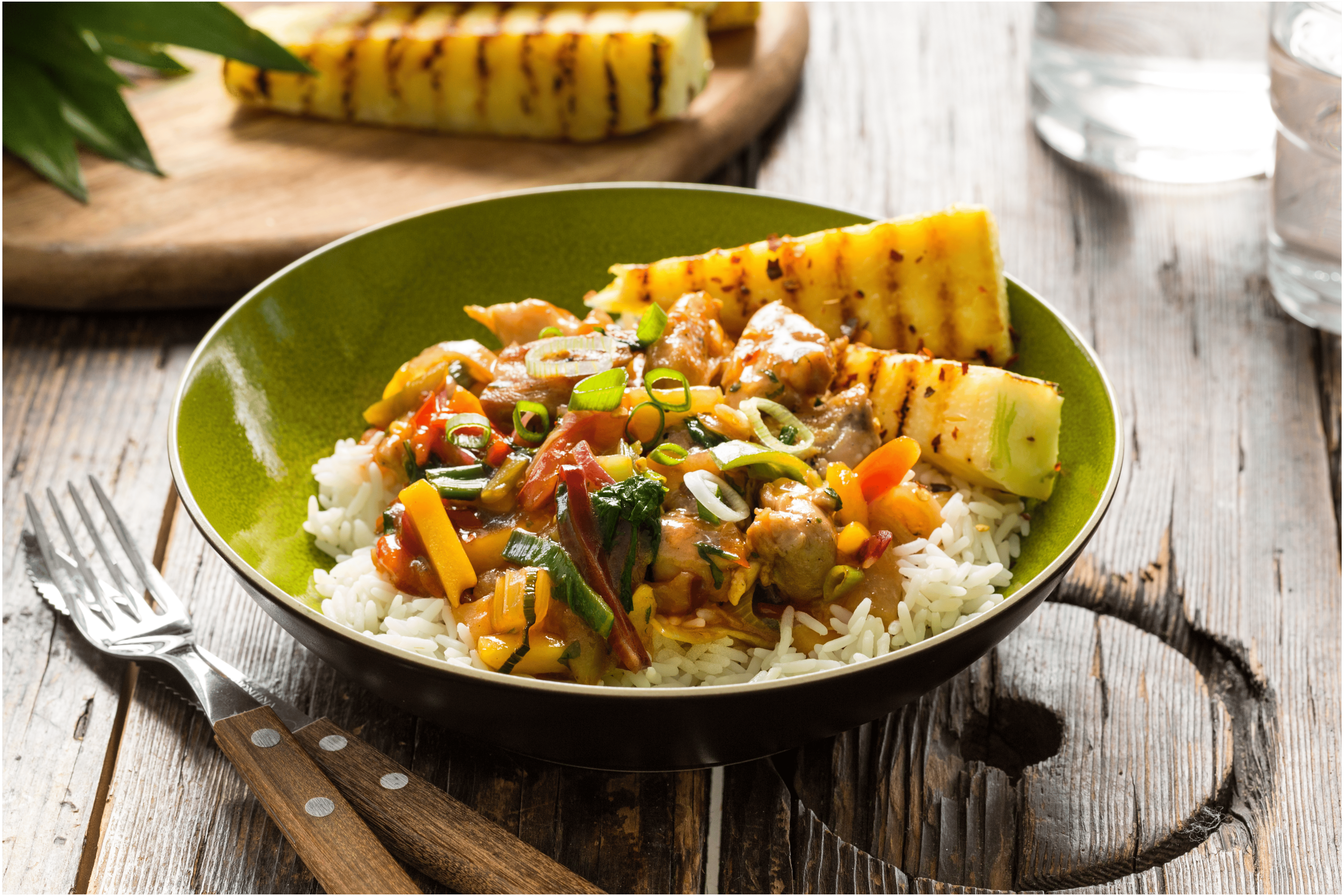 Kip in zoetzure saus met verse ananas en rijst