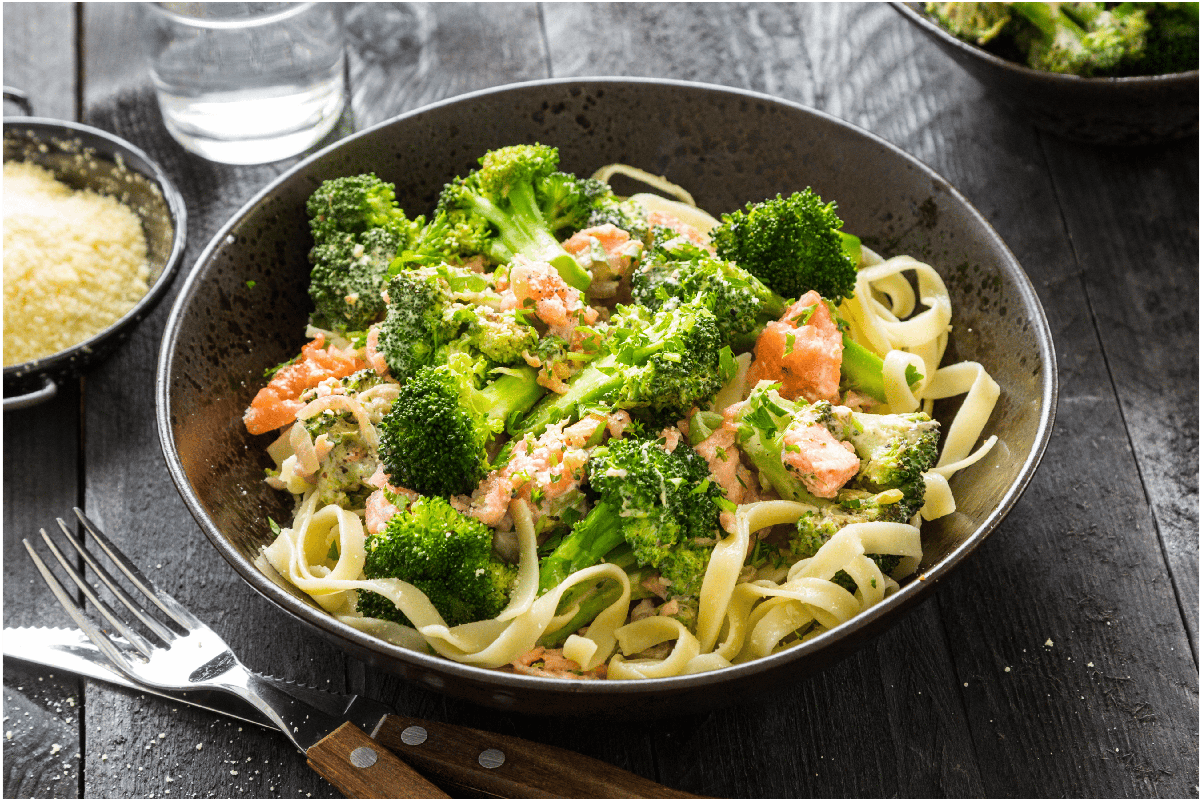 Verse pasta met broccoli en zalm