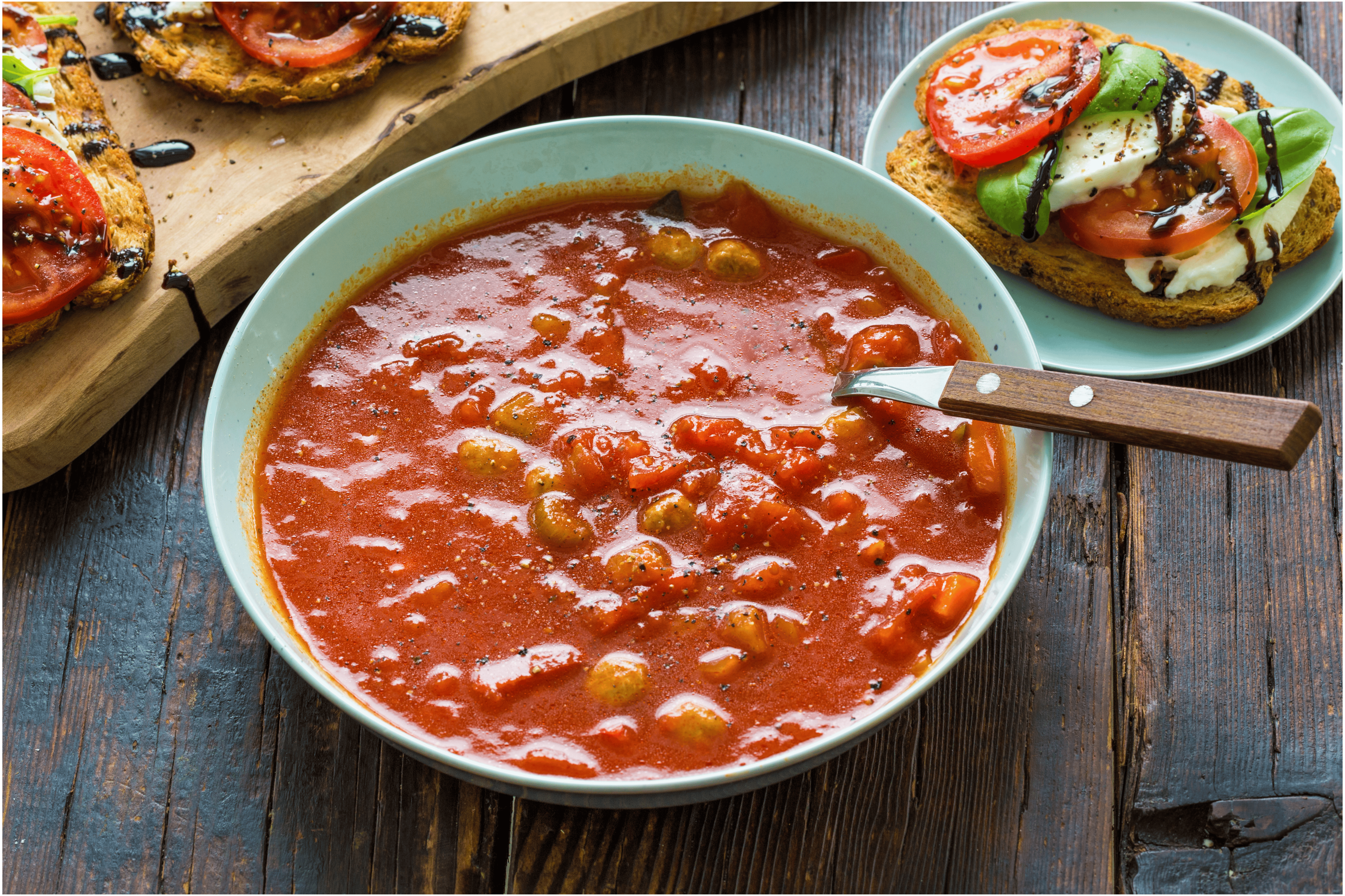 Caprese bruschetta met tomatensoep