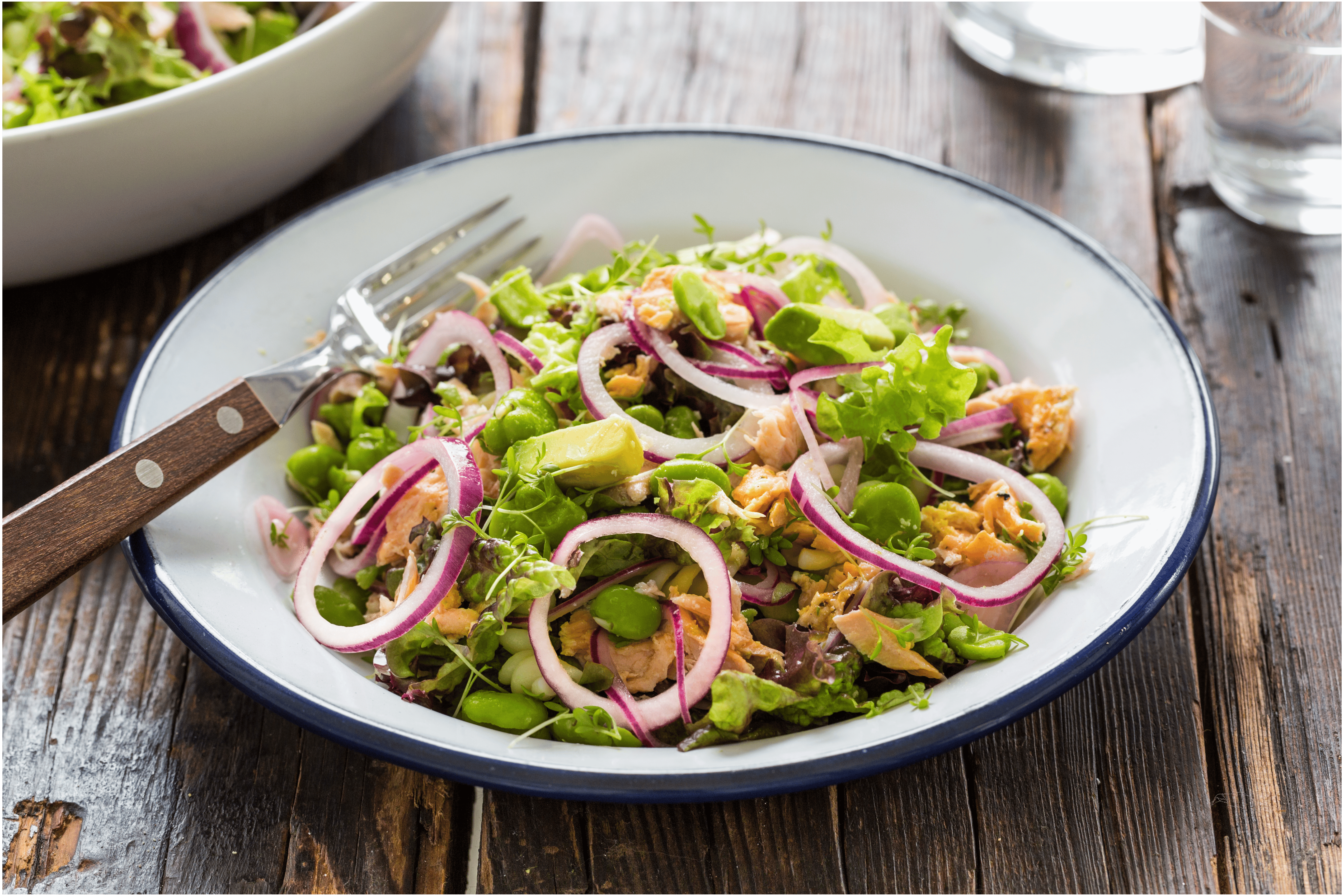 Maaltijdsalade met pasta en pulled salmon