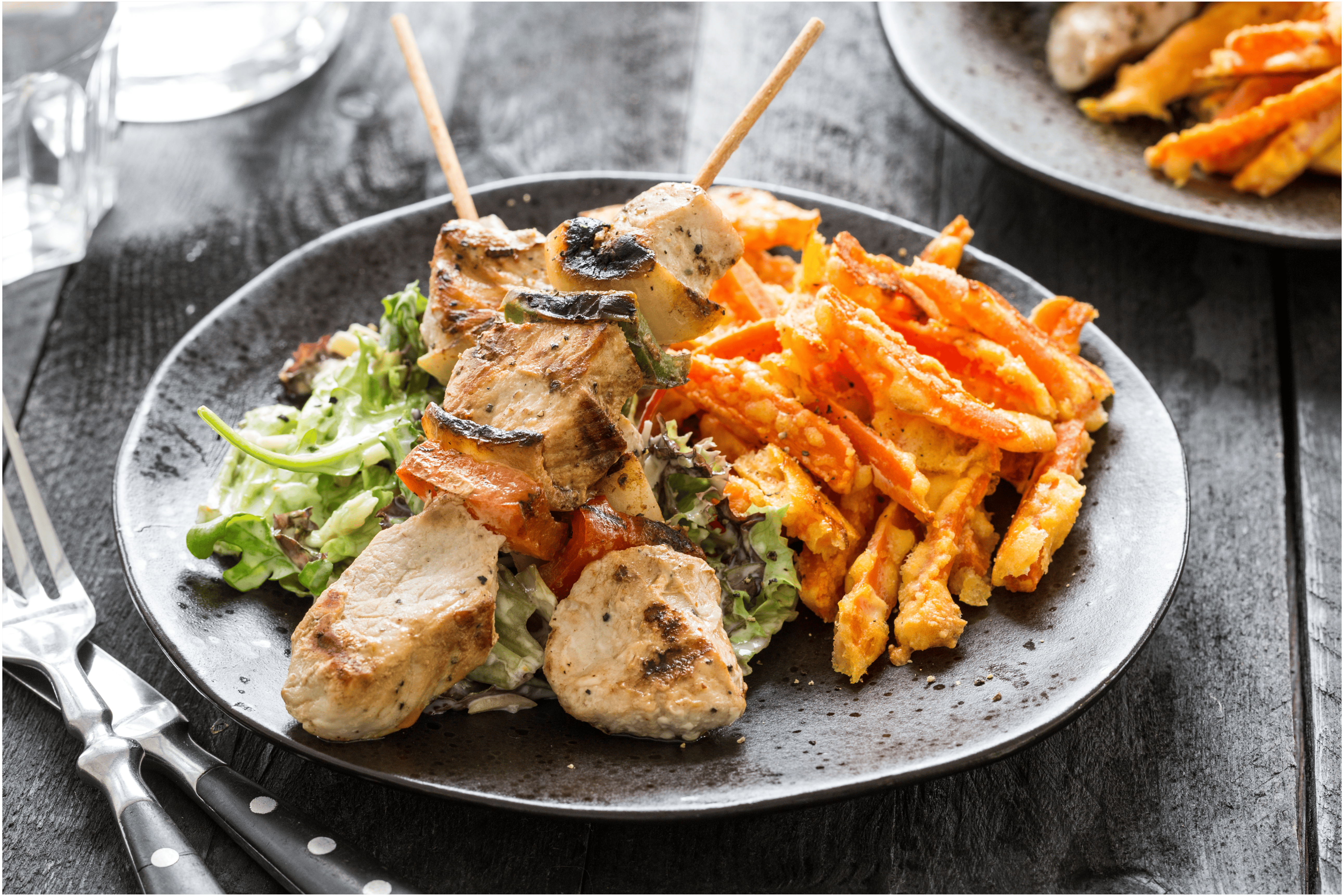 Shaslicks met wortelfrietjes en rauwkostsalade
